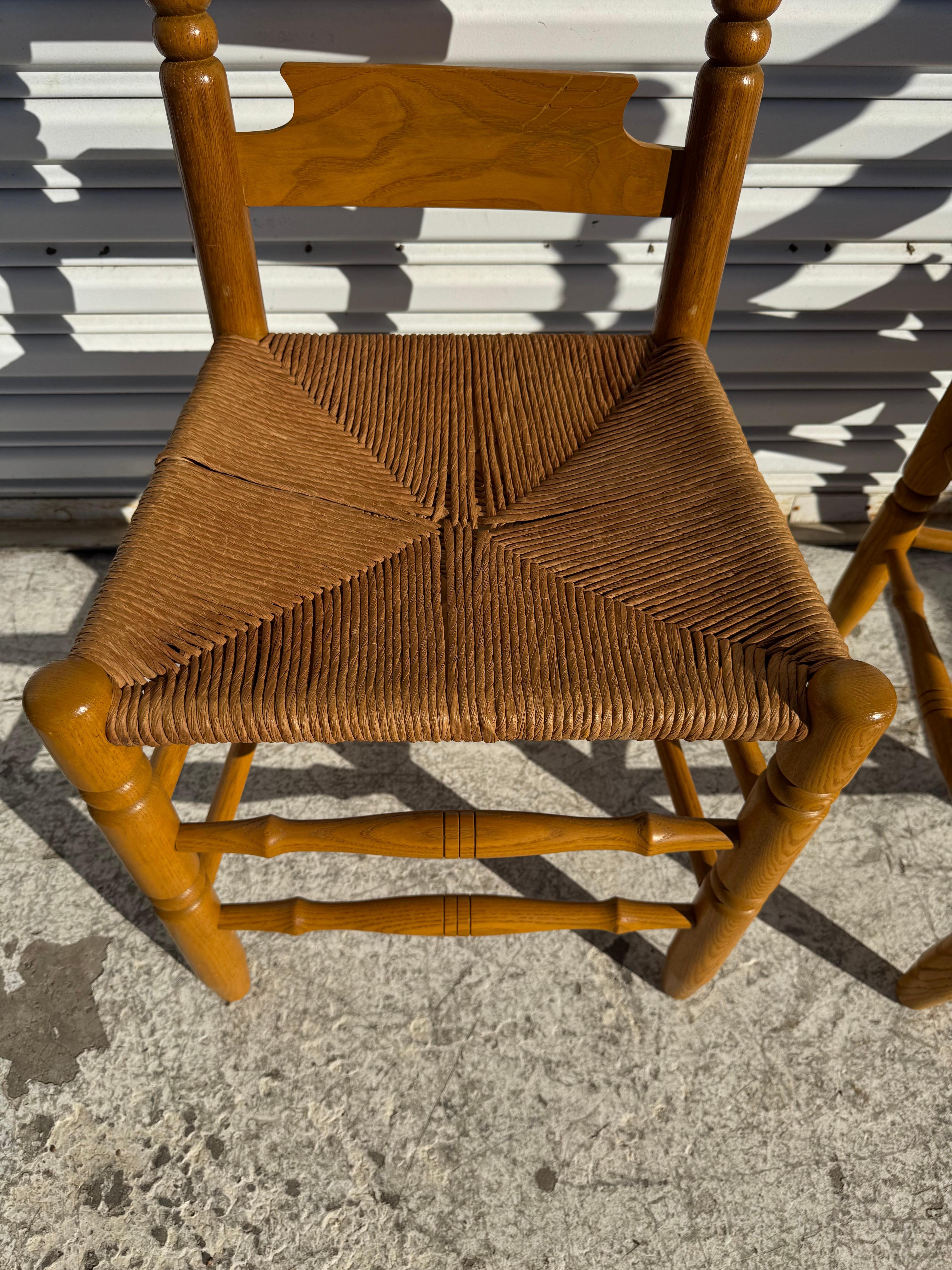 XX secolo Set di 4 sedie da pranzo con schienale a scaletta con seduta inferiore in giunco in vendita