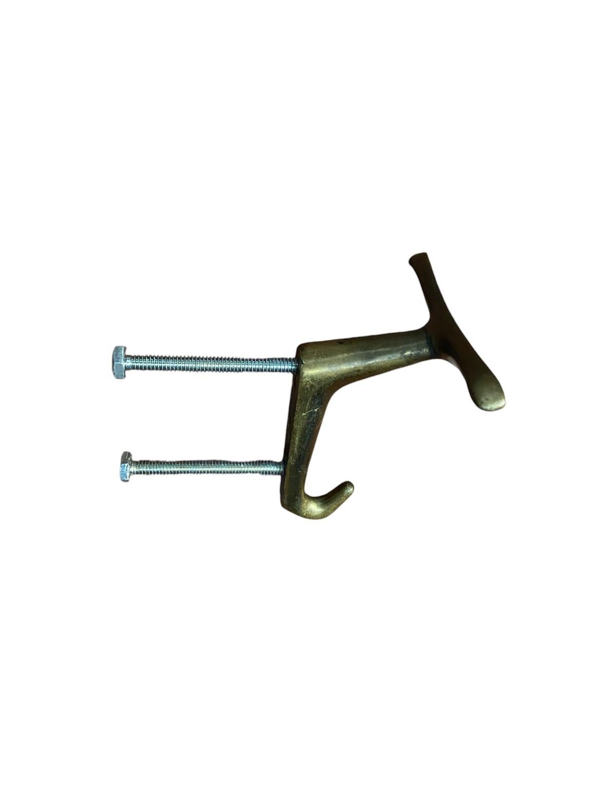 Set of 4 large and 3 small mid-century brass hooks hangers, Manner of Dominioni For Sale 5