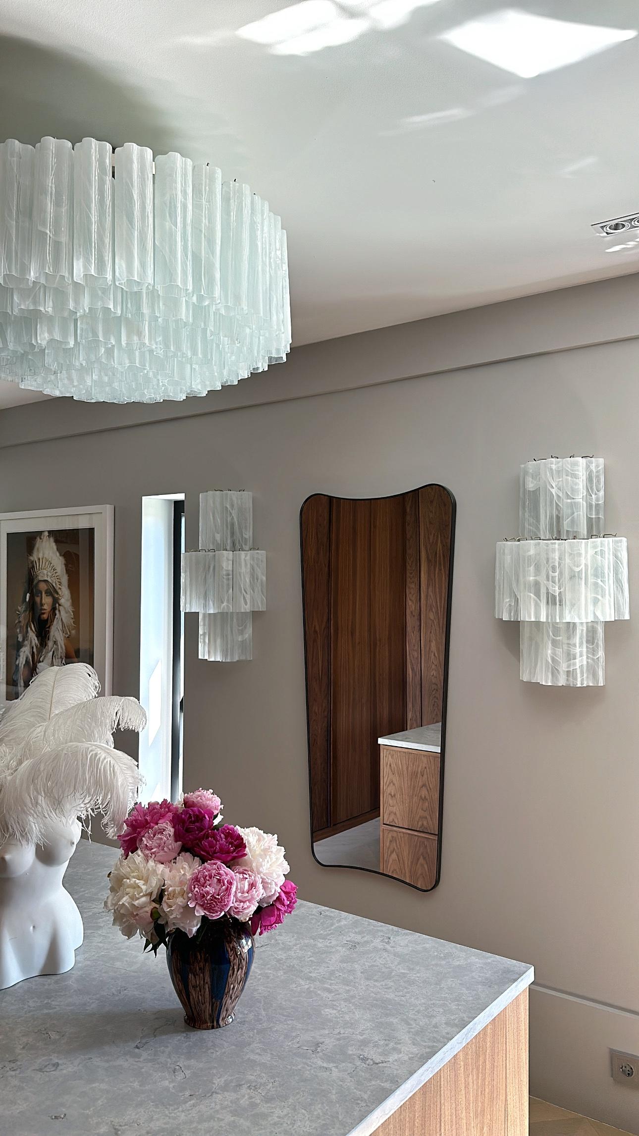 Mid-Century moderno Set of 4 Large Bold Murano Glass Wall Sconces in a Swirled White Marble Pattern in vendita