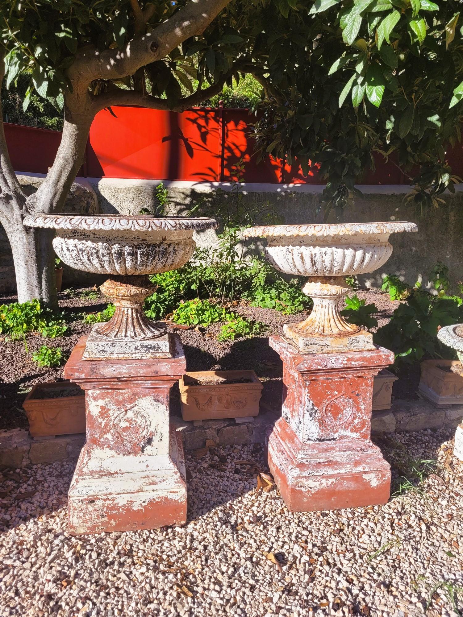 Set Of 4 Large Cast Iron Garden Vases On Terracotta Bases, 19th Century For Sale 7