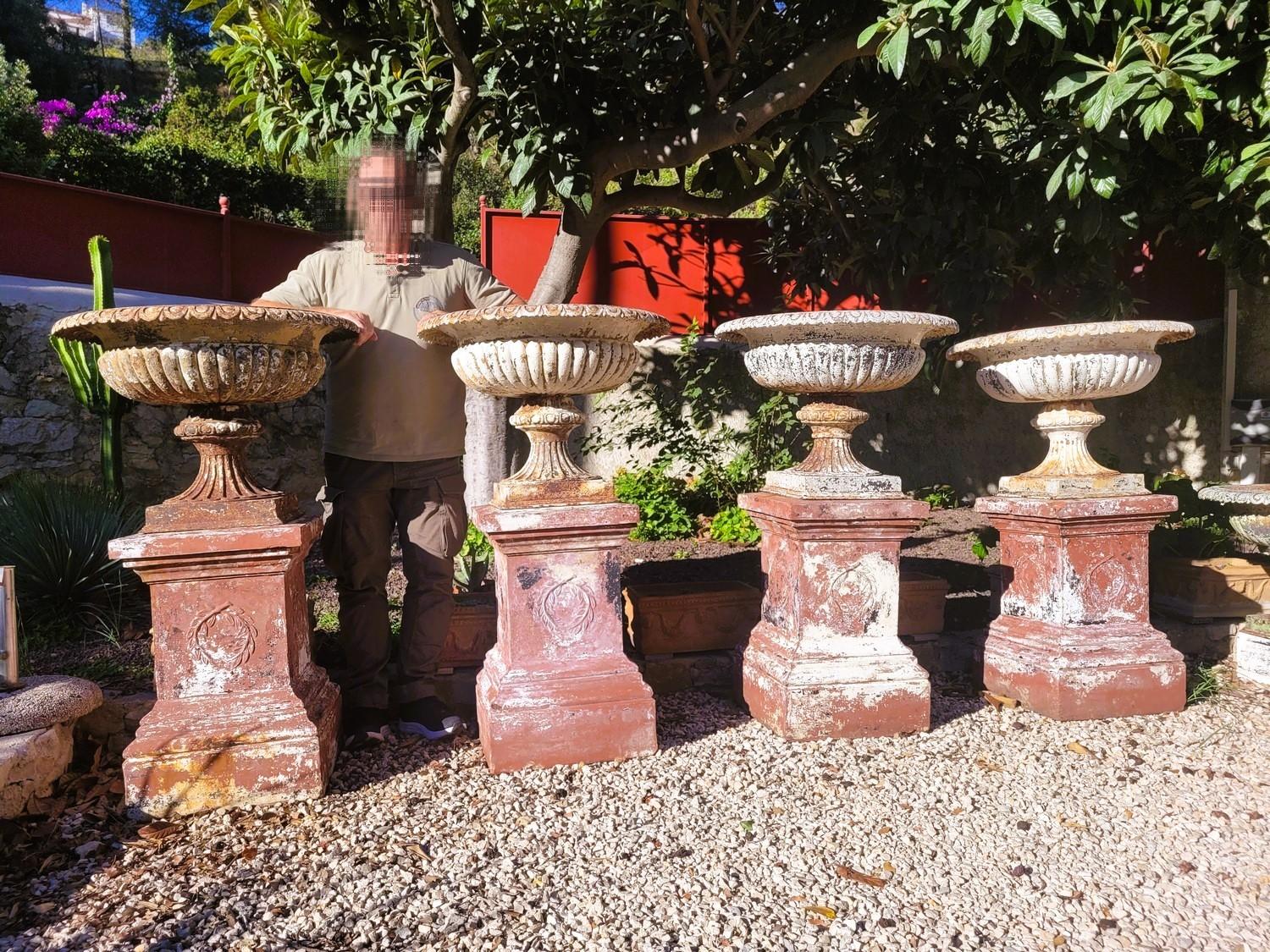 Rare set of 4 large vases identical to the model, in cast iron, on their original terracotta bases, from the 19th century

They have a beautiful old patina, and thanks to a recess the dimensions of the cast iron base, they fit perfectly into the