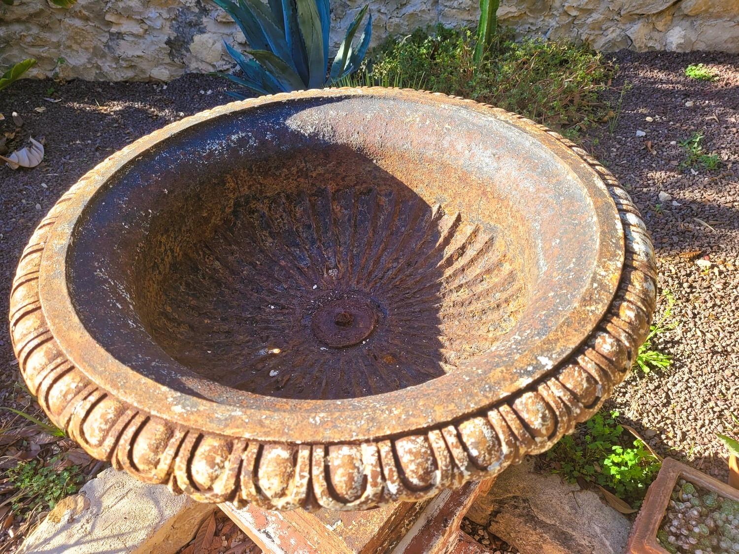 European Set Of 4 Large Cast Iron Garden Vases On Terracotta Bases, 19th Century For Sale