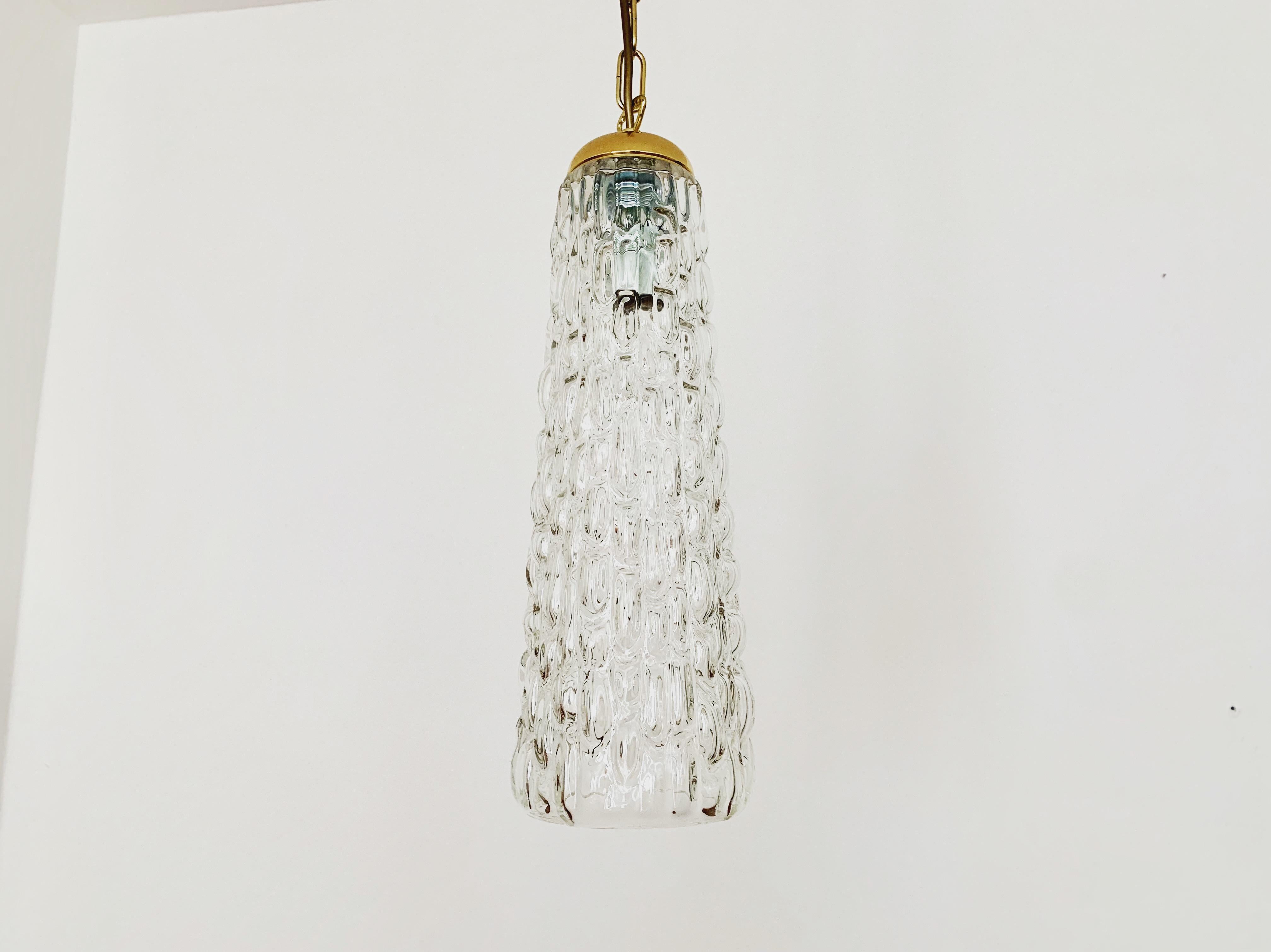 Lampade a sospensione in vetro cristallo molto belle e grandi degli anni '1950.
Meraviglioso bicchiere soffiato in bocca con una grande struttura.
Il design e i materiali utilizzati creano una luce scintillante.
Una lampada straordinaria e un vero e