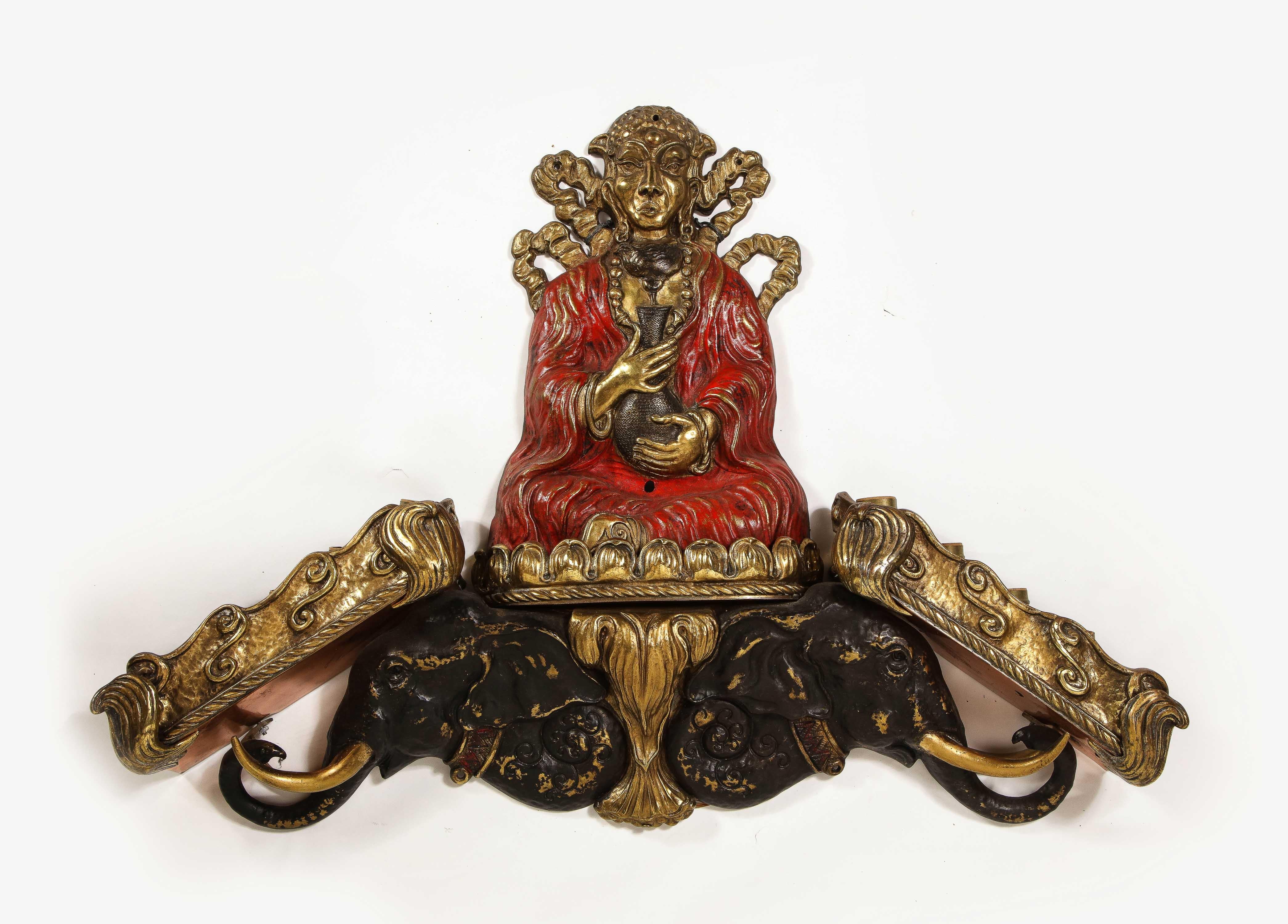 Eine Reihe von vier extrem seltene sehr große Multi Licht figuralen Chinoiserie vergoldet und patiniert Bronze Hand emailliert Wandleuchter, Caldwell zugeschrieben.  Dieses exquisite Set aus vier großen Wandleuchtern zeigt die Kunstfertigkeit des