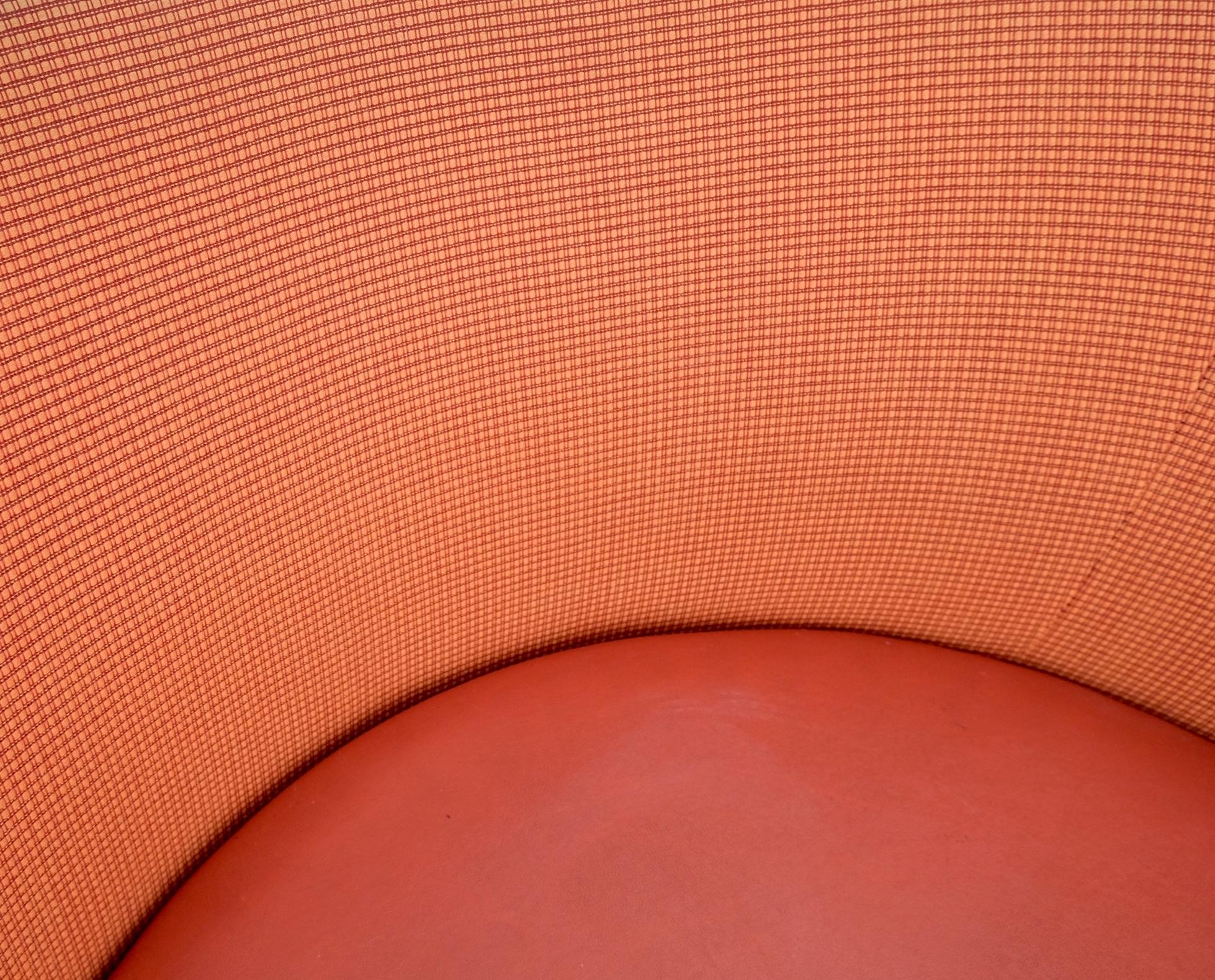 Satz von 4 großen, drehbaren runden Lounge-Clubsesseln mit Fassrücken und roter Polsterung im Zustand „Gut“ im Angebot in Rockaway, NJ