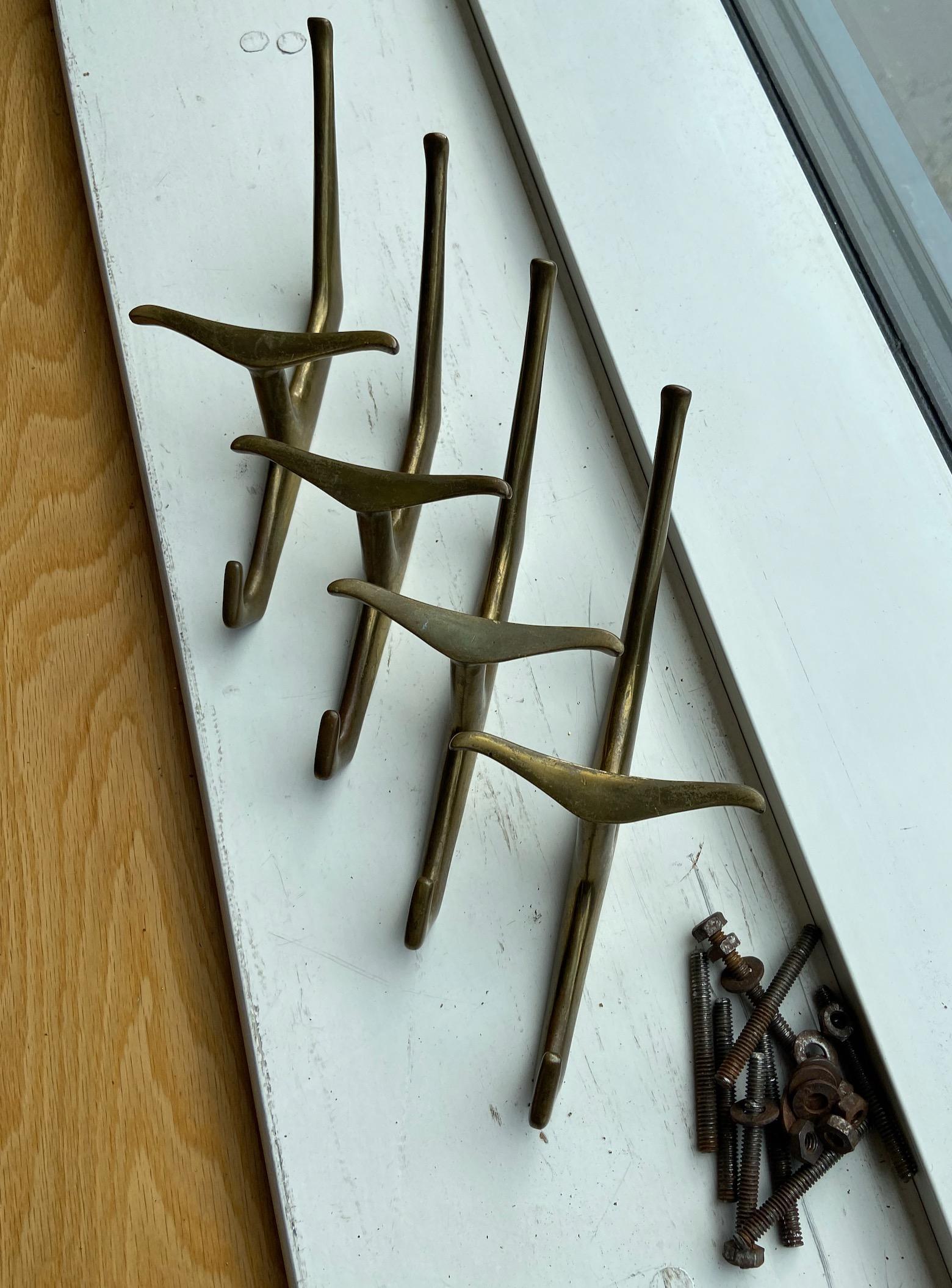 Set of 4 large and 3 small mid-century brass hooks hangers, Manner of Dominioni For Sale 9