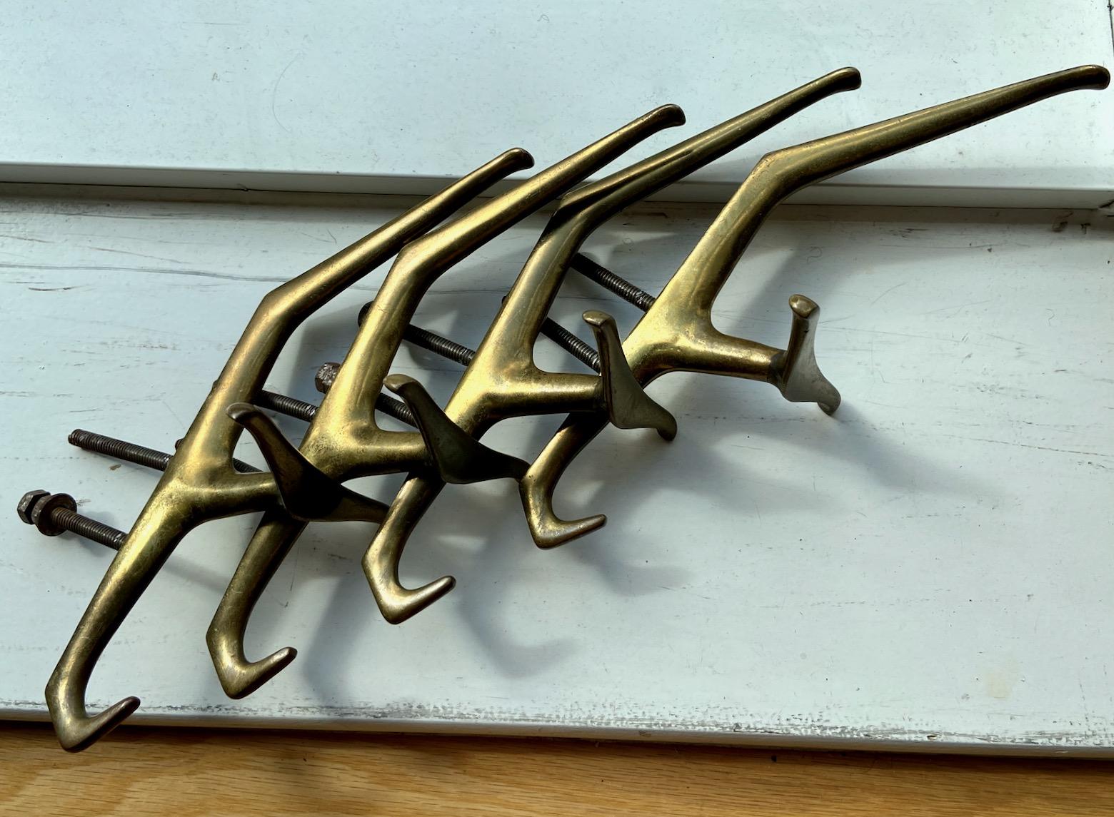 Set of 4 large and 3 small mid-century brass hooks hangers, Manner of Dominioni For Sale 2