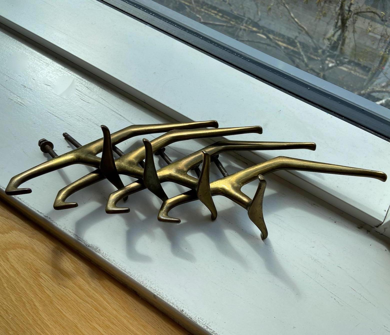 Set of 4 large and 3 small mid-century brass hooks hangers, Manner of Dominioni For Sale 3