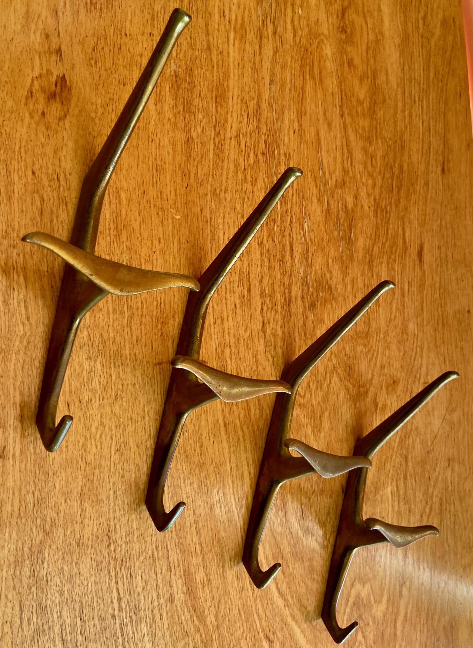 Set of 4 large and 3 small mid-century brass hooks hangers, Manner of Dominioni For Sale 1