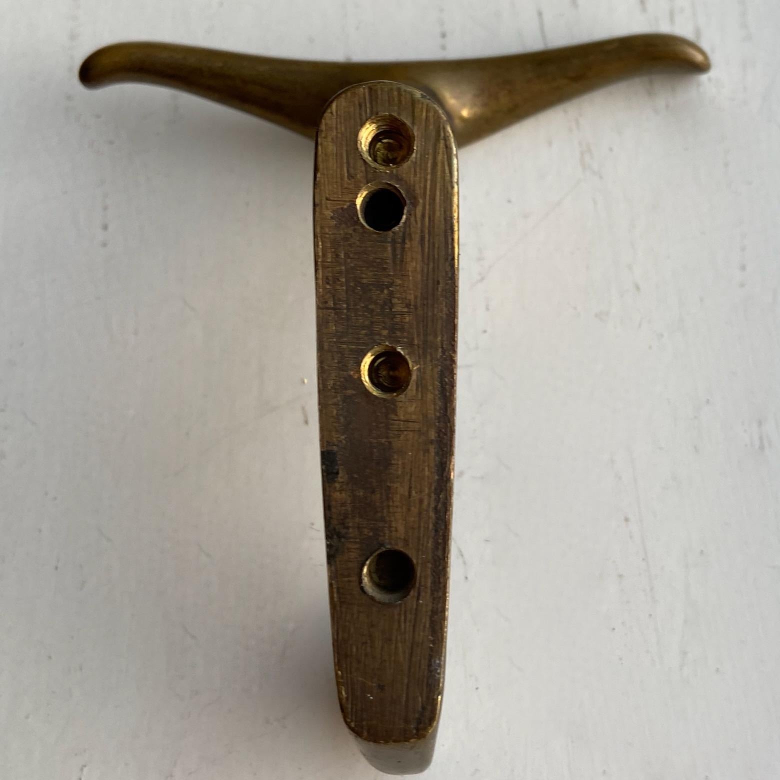 Set of 4 large and 3 small mid-century brass hooks hangers, Manner of Dominioni For Sale 12
