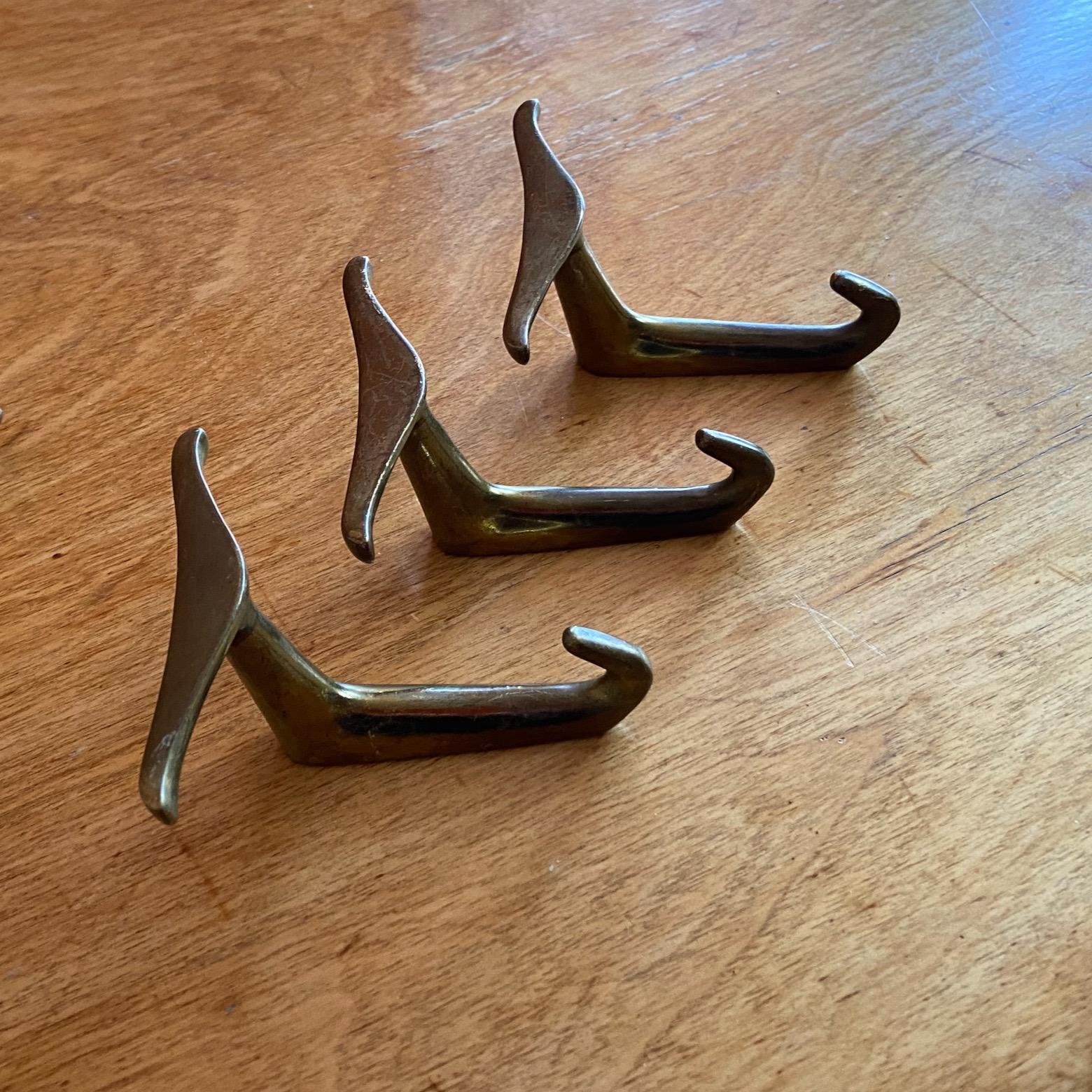 Set of 4 large and 3 small mid-century brass hooks hangers, Manner of Dominioni For Sale 13