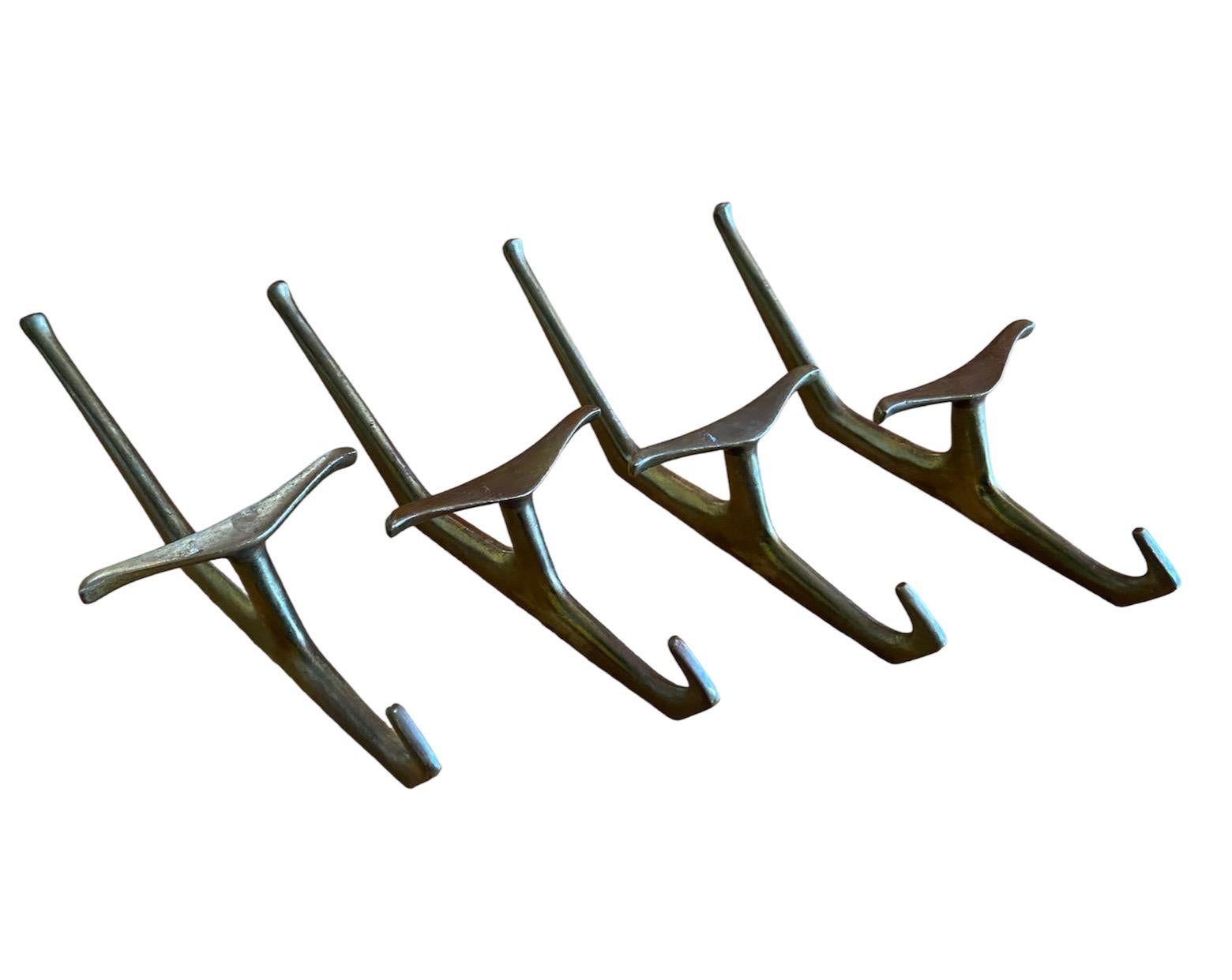 Italian Set of 4 large and 3 small mid-century brass hooks hangers, Manner of Dominioni For Sale