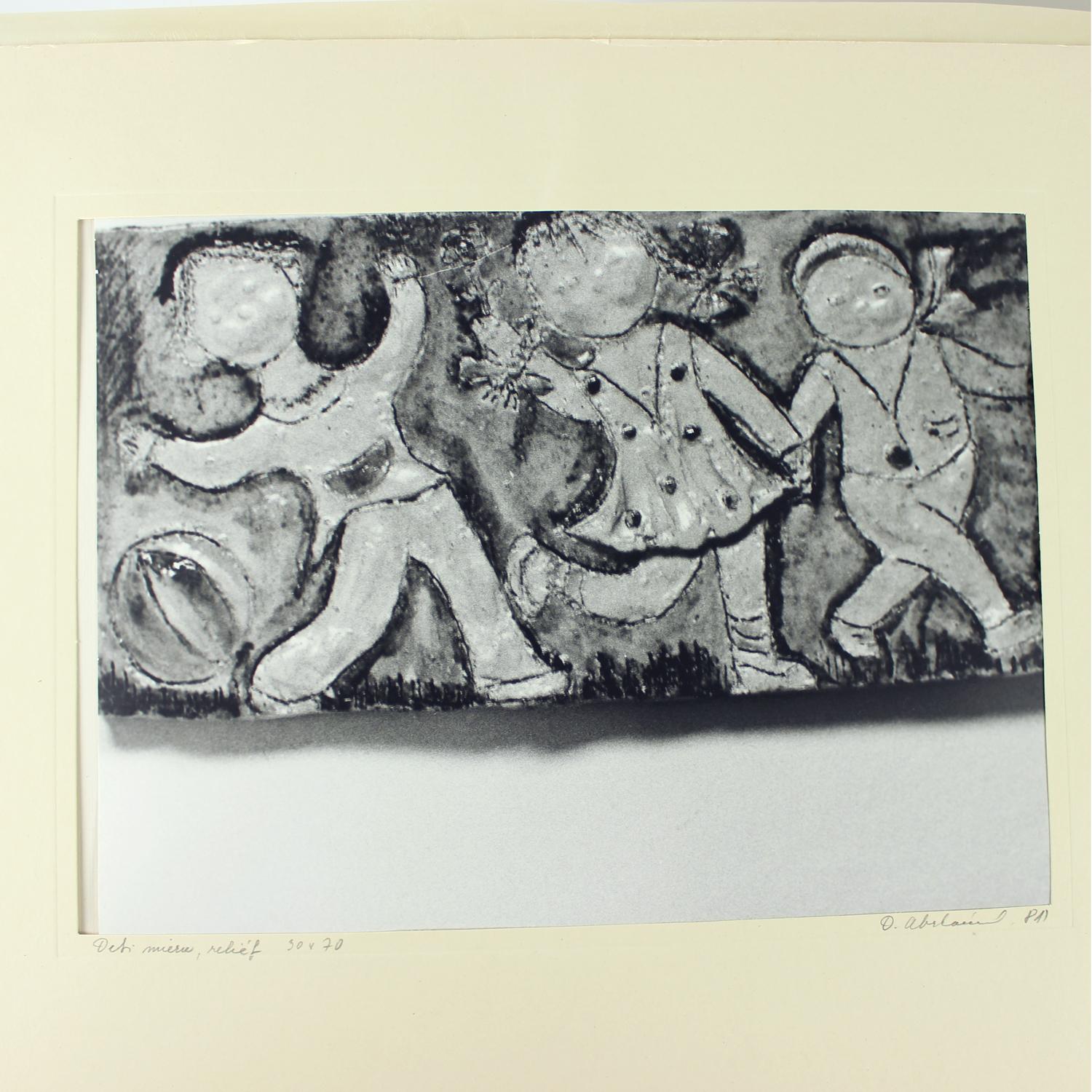 Cet élégant ensemble de quatre photographies en noir et blanc capture les créations uniques en céramique de l'artiste de renom Ditta Abrahámová. Prises dans les années 1980, ces photographies ont été conservées dans les archives personnelles de