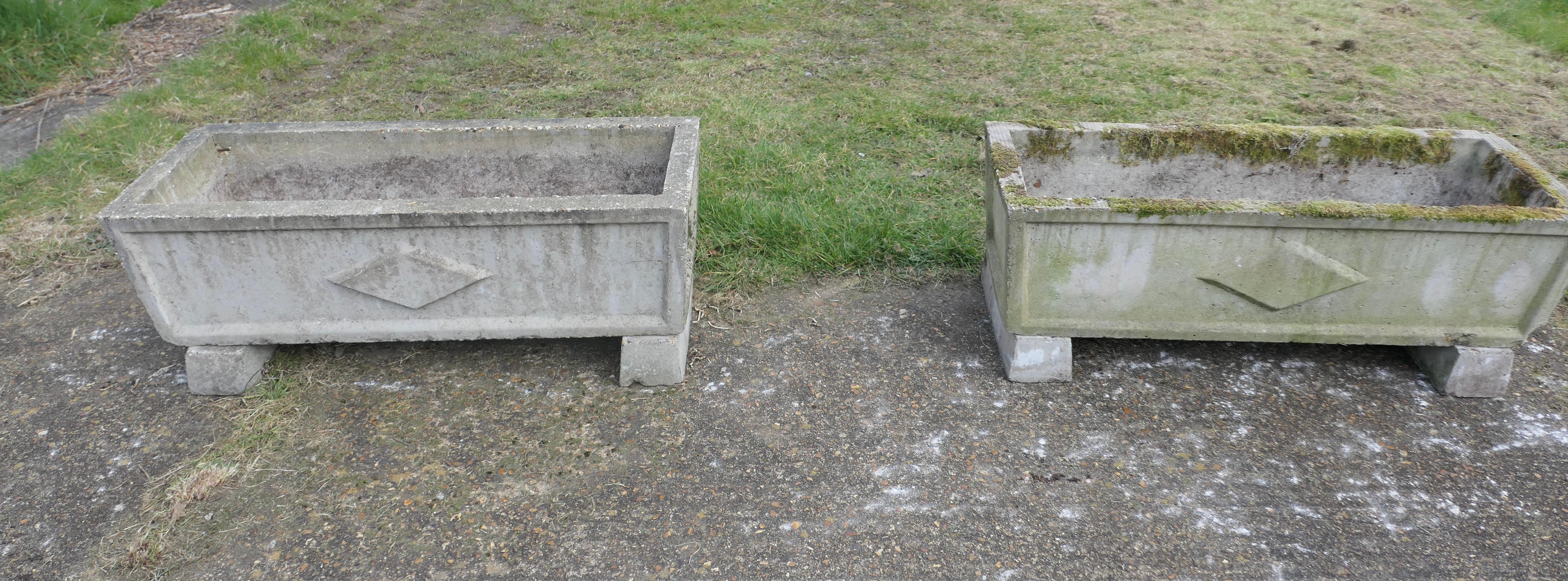 Set of 4 Large Weathered Garden Planters In Good Condition For Sale In Godshill, Isle of Wight