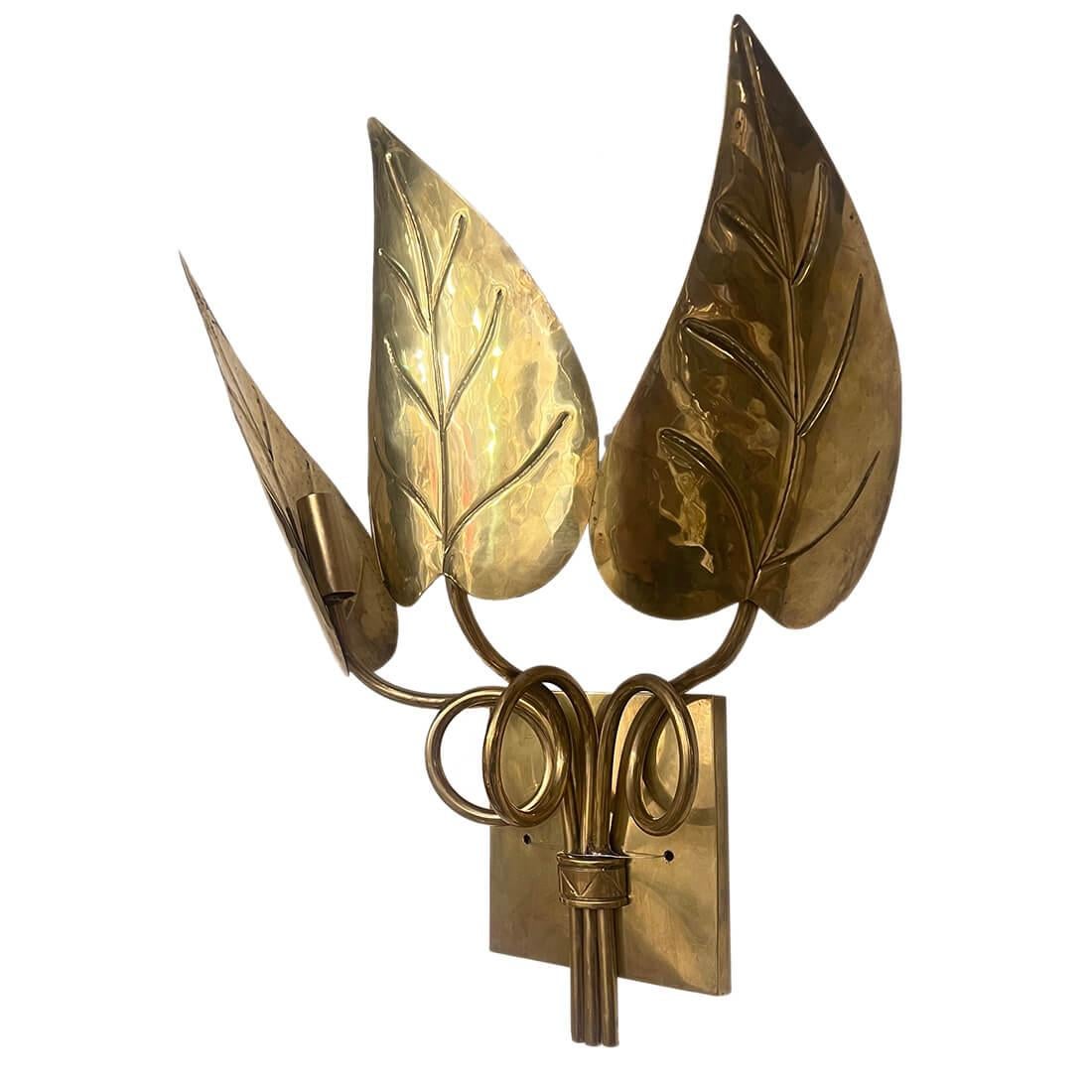 Ensemble de 4 appliques italiennes vers 1950 en laiton Repousse' à motif de feuilles avec 3 lampes candélabres. Vendu par paire

Mesures :
Hauteur : 19
