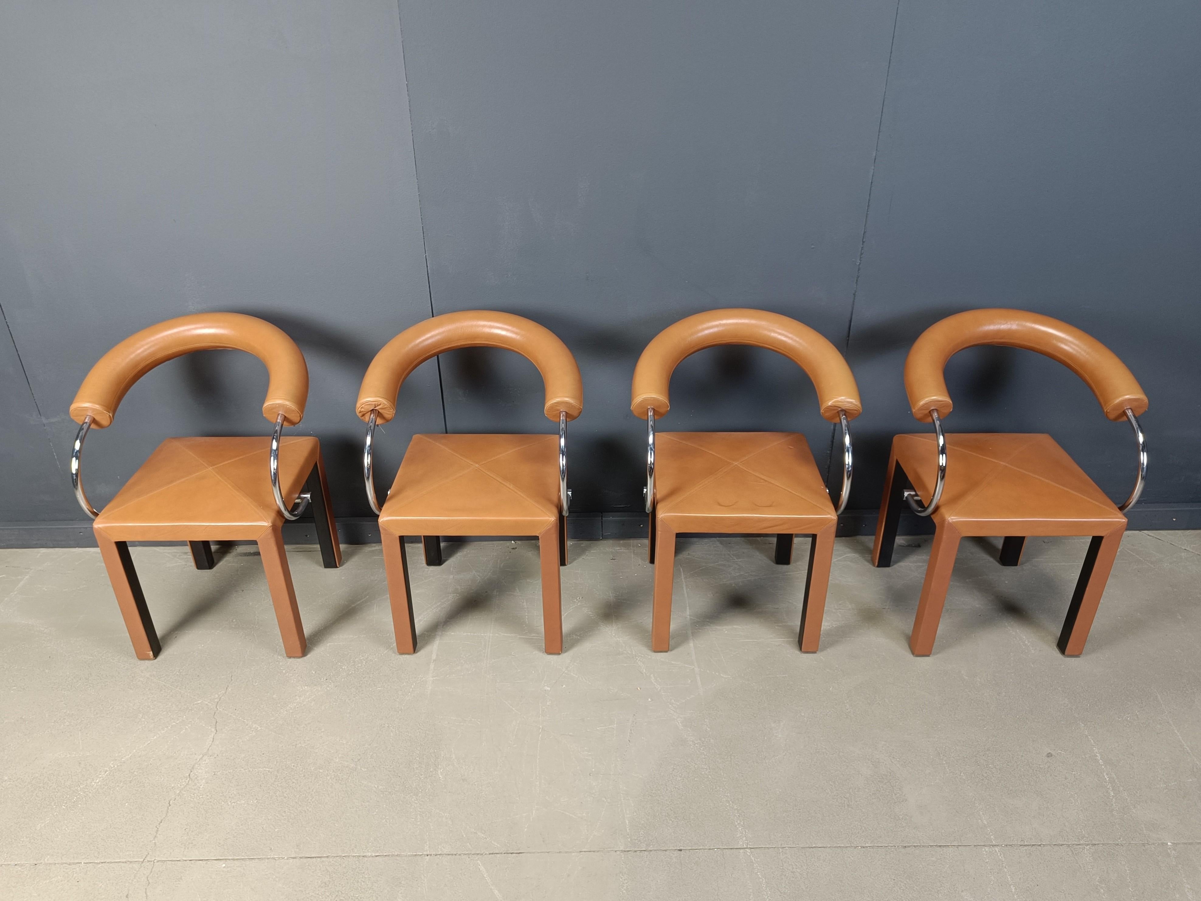 Ensemble de 4 pièces très rares Arcosa  Chaises de salle à manger conçues par Paolo Piva pour B& B italia.

Rembourré en cuir marron.

Ils sont très confortables.

Bon état avec usure normale liée à l'âge.

Années 1980 - Italie

Dimensions :
Hauteur