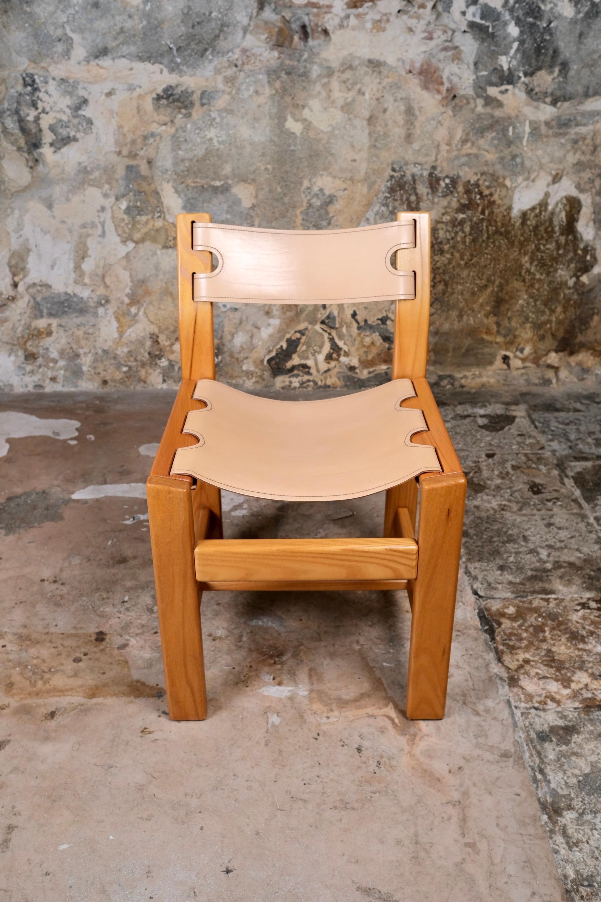 Beautiful set of 4 chairs in elm wood and leather, made by Maison Regain in France in the 1980s.
Beautiful wood grain and color, creamy saddle-stitched leather.
Very good condition overall, nice patina on leather.
Dimensions : H78, W48,5cm, D50cm