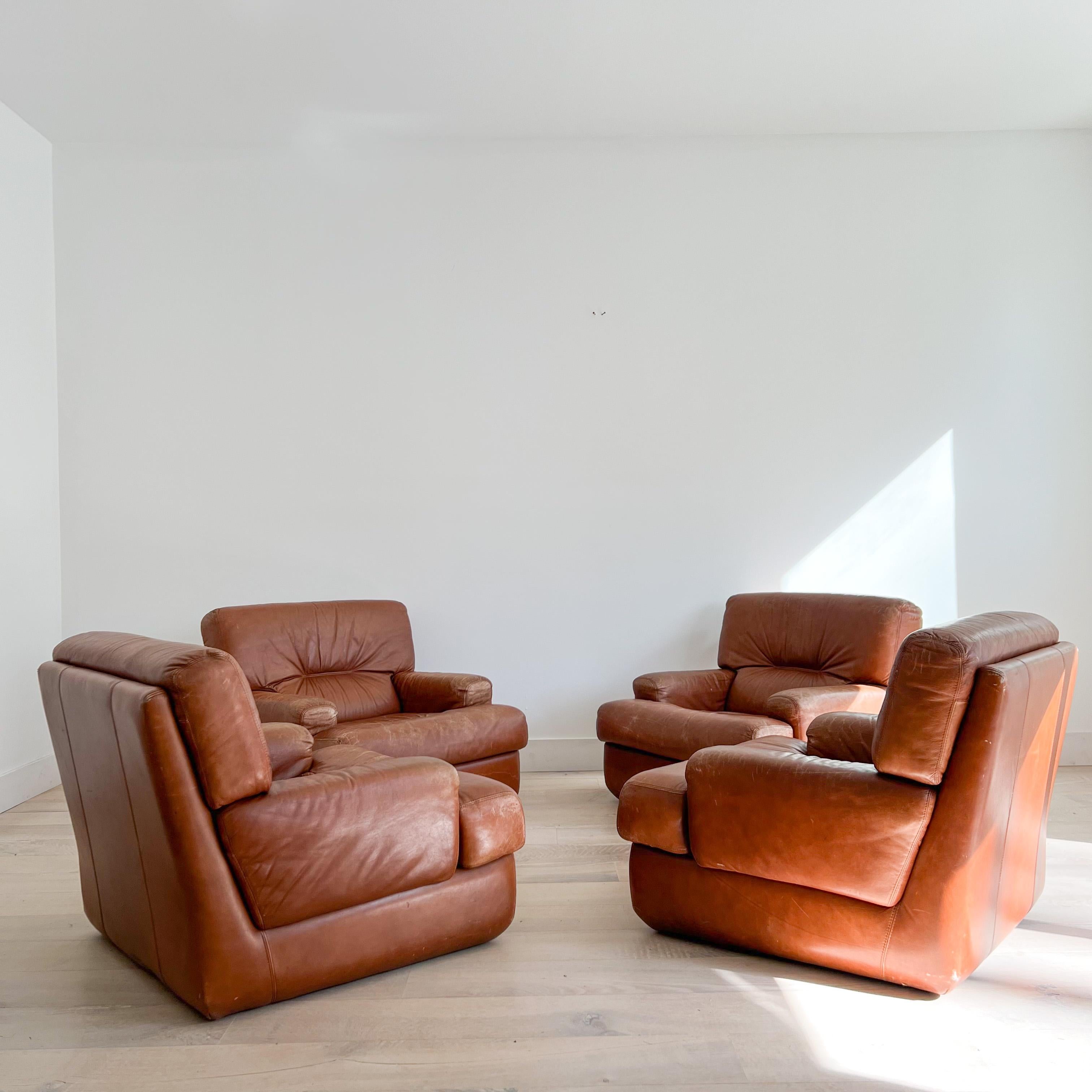 Ensemble de 4 chaises de salon vintage en cuir marron dans le style de Roche Bobois. Ces chaises sont parfaitement usées et bien assises ! Quelques éraflures/rayures/décolorations du cuir dues à l'usure due à l'âge.
