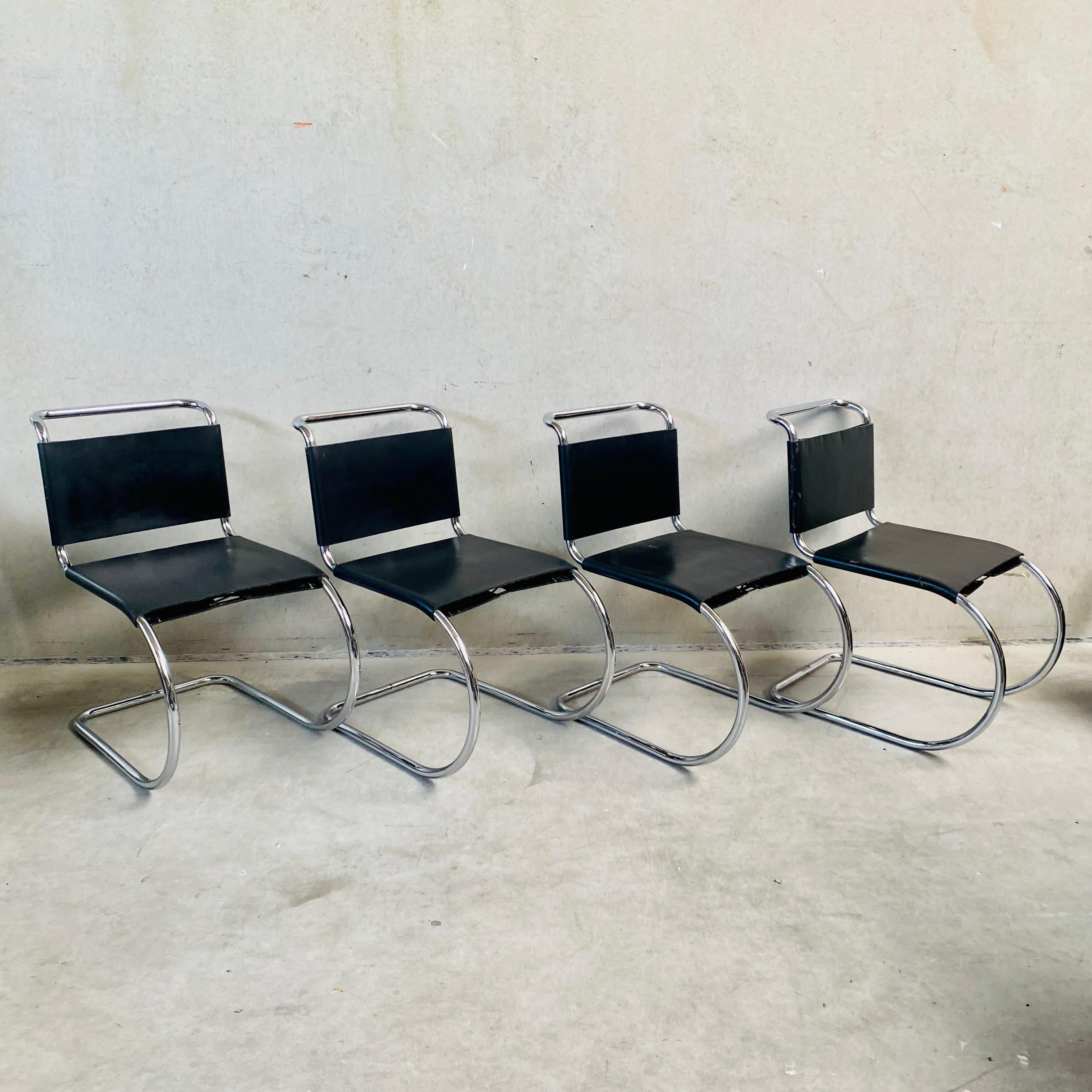 Italiano 4 x Sedie da pranzo in pelle Bononia Serie Mr Mies Van Der Rohe Italia 1970 in vendita