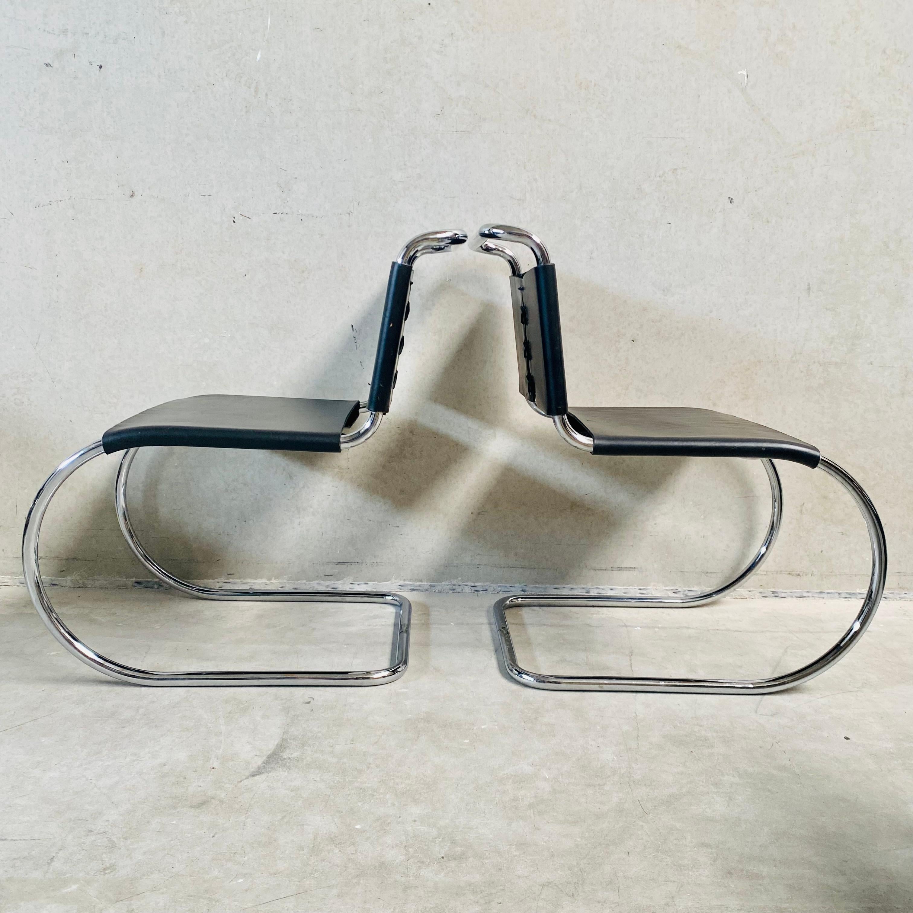 Ensemble de 4 chaises de salle à manger Mr Serie en cuir par Ludwig Mies Van Der Rohe pour Bononia, Italie, années 1960

Rare ensemble de 4 chaises de salle à manger de la série MR de Ludwig Mies van der Rohe pour Bononia (Gavina). Le Bauhaus dans