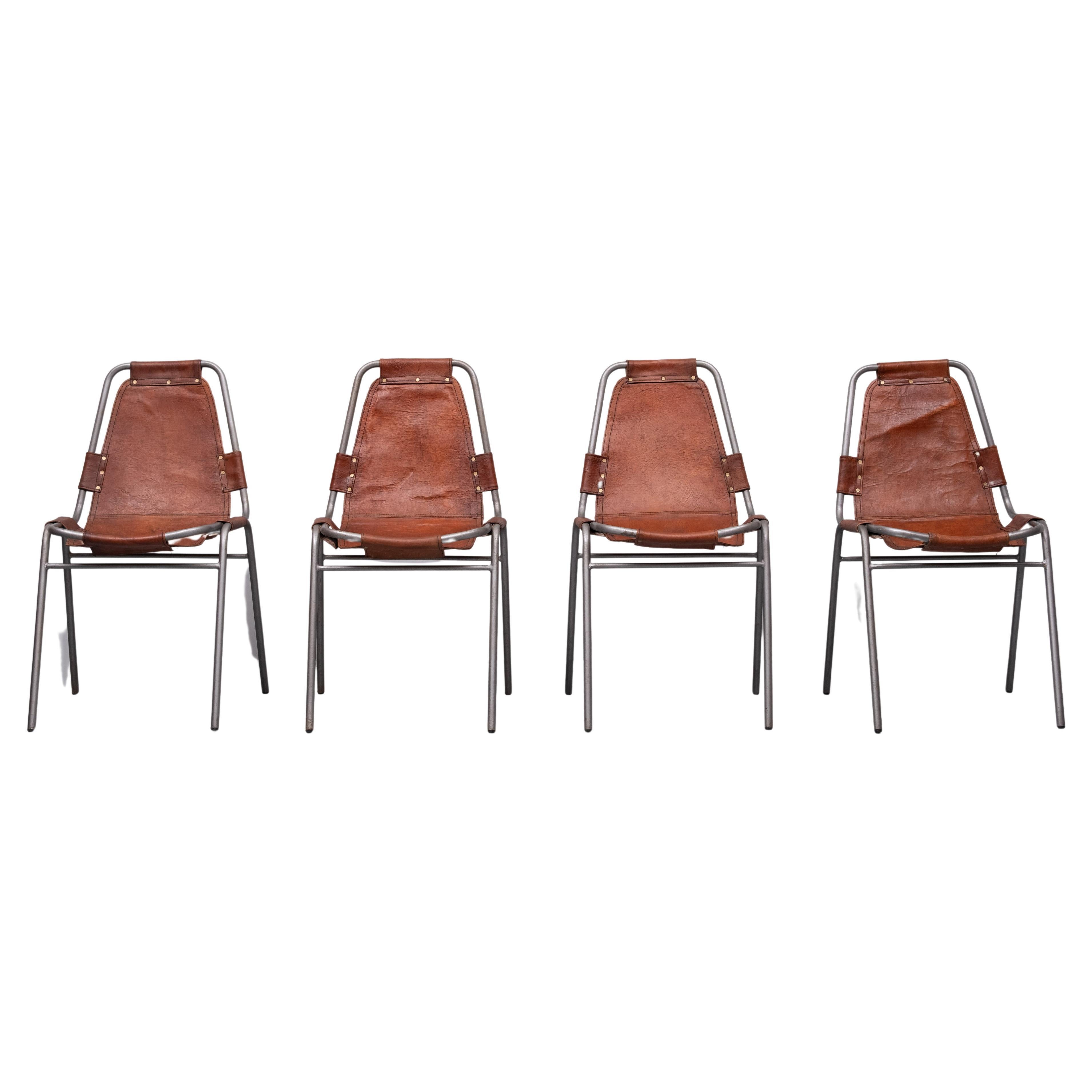 4 sedie Les Arcs con struttura tubolare in metallo nichelato e seduta in pelle cognac. Sedie prodotte da Dal Vera e scelte da Charlotte Perriand per Les Arcs, una stazione sciistica sulle Alpi nel sud-est della Francia. Il design ha un aspetto forte