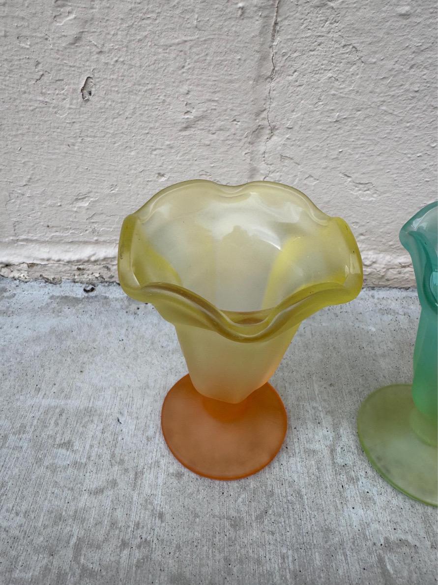 Set of 4 Mid-Century Libbey Ka-Ding Frosted Glass Dessert Cups in Pastel Sorbet Colors

Add a pop of playful mid-century charm to your table with this rare set of 4 vintage Libbey Ka-Ding dessert glasses. Each footed glass features a softly frosted