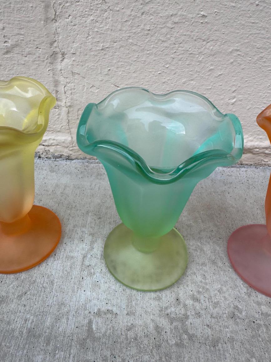 American Set of 4 Libbey Ka-Ding Frosted Glass Dessert Cups, Mid-Century Pastel Colors For Sale