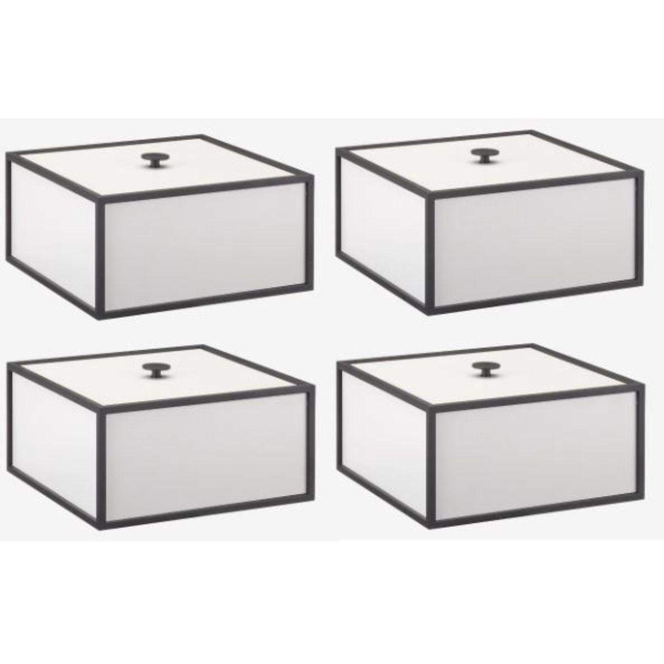 4er set hellgrauer rahmen 20 box von Lassen
Abmessungen: D 20 x B 20 x H 10 cm 
MATERIALIEN: Melamin, Melamin, Metall, Furnier
Gewicht: 2.00 kg

Frame Box ist eine quadratische Box in kubistischer Form. Die schlichten Kästen sind von den