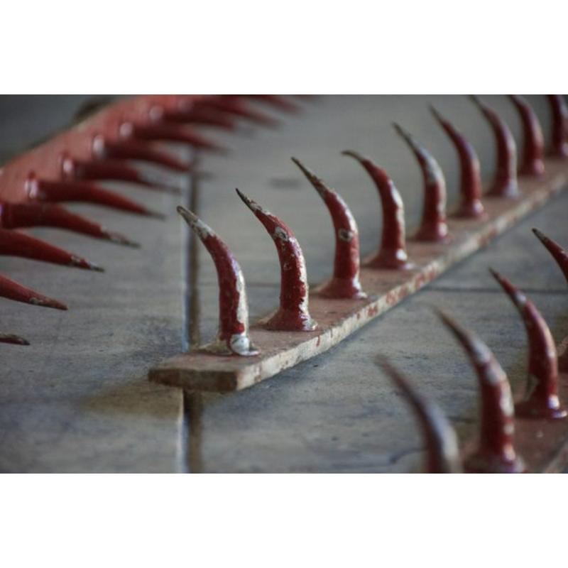 Juego de 4 ganchos de carnicero lineales, Francia, años 40

Diseño Vintage
Cruz de carnicero en metal rojo. La primera barra mide 319 cm de largo, 10 cm de alto y 5 cm de profundidad. La segunda barra mide 290 cm de longitud, 9 cm de altura y 4 cm