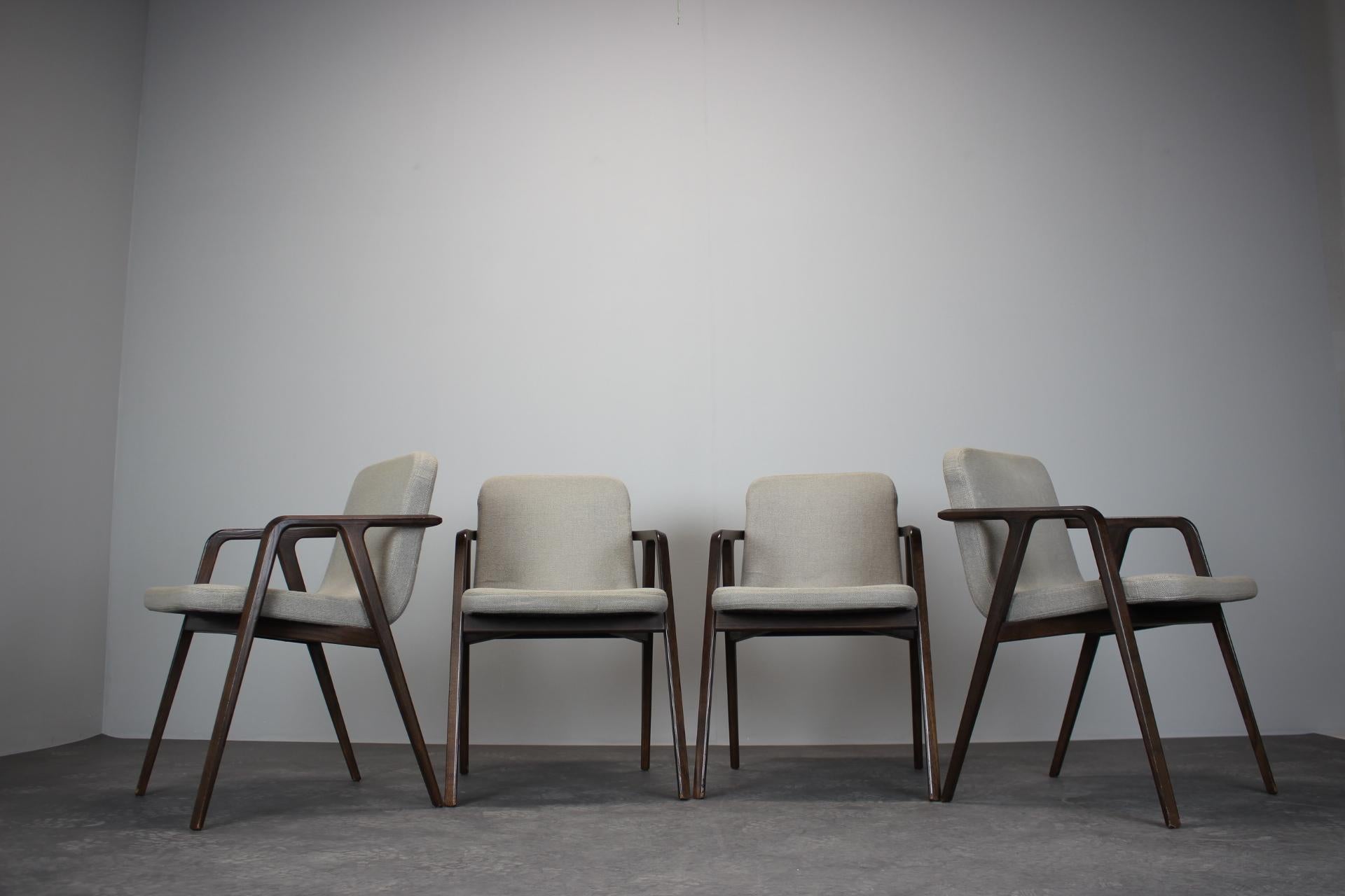 - Made in Italy,
- in tessuto e legno,
- mostra segni di utilizzo,
- altezza del sedile 48 cm,
- condizioni originali, adatto a cambiare tessuto.