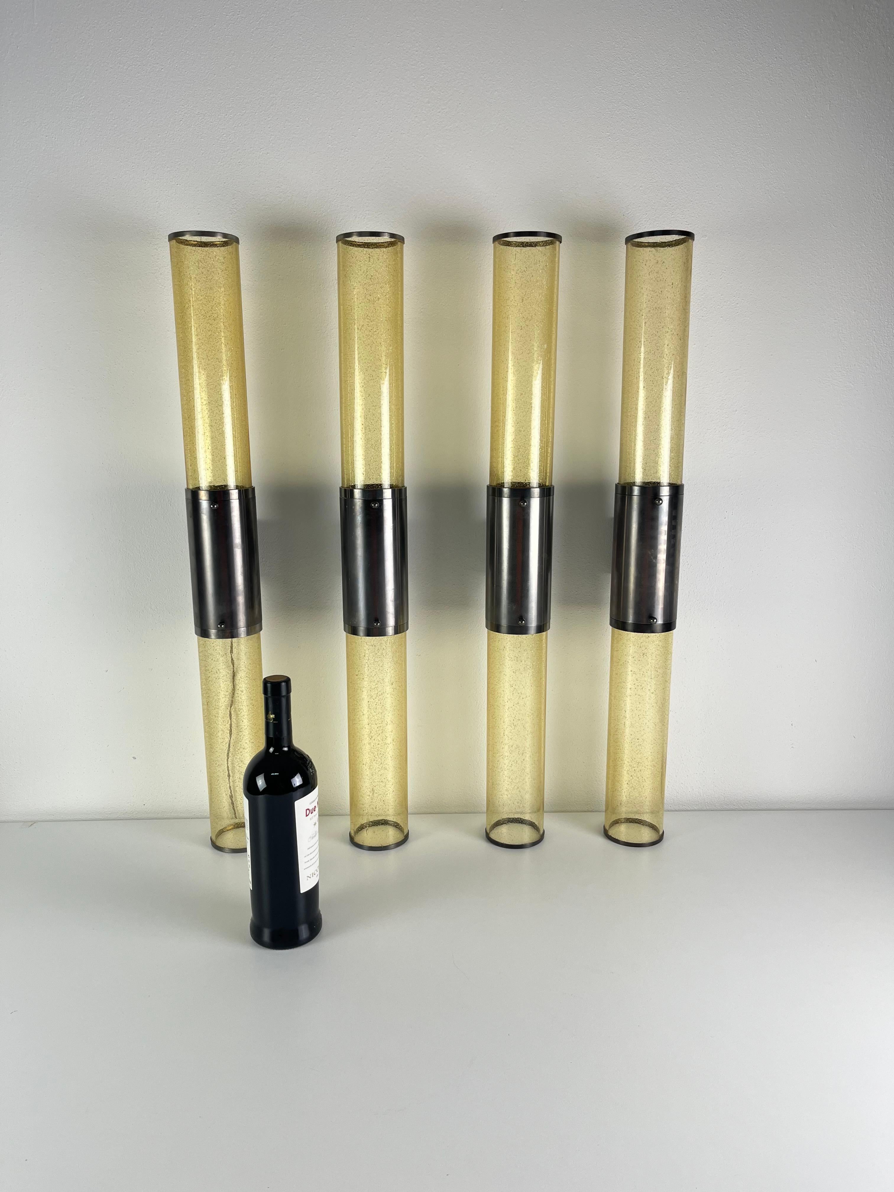Satz von 4 langen doppelflammigen Wandlampen aus Murano-Glas und Stahl, 1980er Jahre
Höhe 77 cm!
Durchmesser des Glasstabes allein 8 cm.
Die Tiefe bis zur Wand beträgt 15 cm.
Guter Zustand.
Lampen mit GU10-Sockel.

Wir garantieren einen schnellen