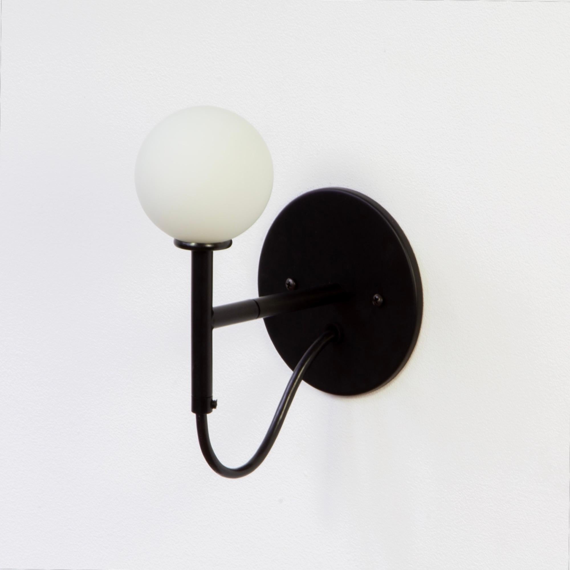 Cette liste est pour 4x Looping Sconces en noir fabriqué par Research.Lighting. Ils peuvent être utilisés face vers le haut ou vers le bas.

MATERIAL : Laiton, acier et verre
Finition : Noir
Électronique : 1x douille G9, 1x ampoule LED de 4,5 watts