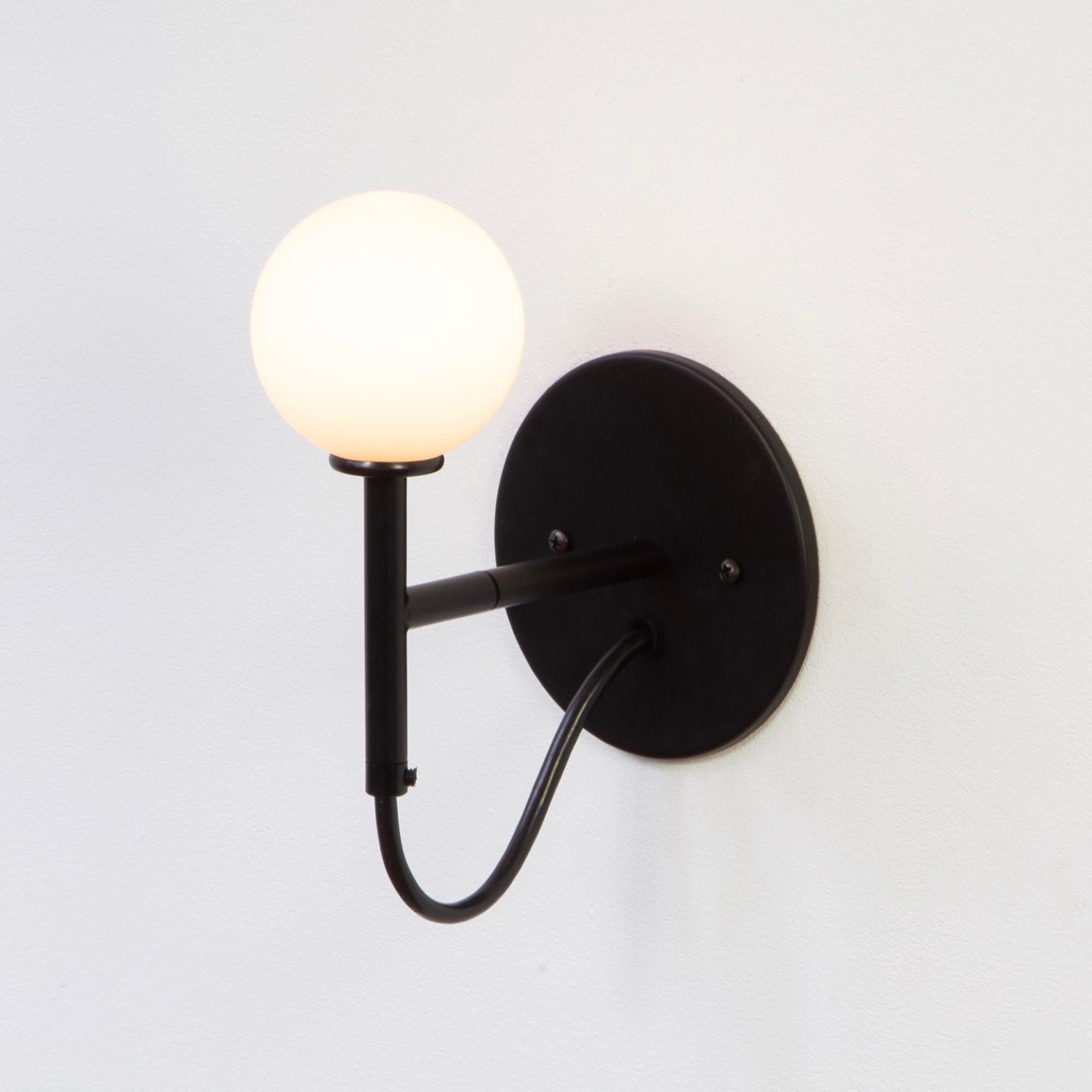 Moderne Ensemble de 4 appliques murales Loop par RESEARCH Lighting, noir, verre, fait sur commande en vente