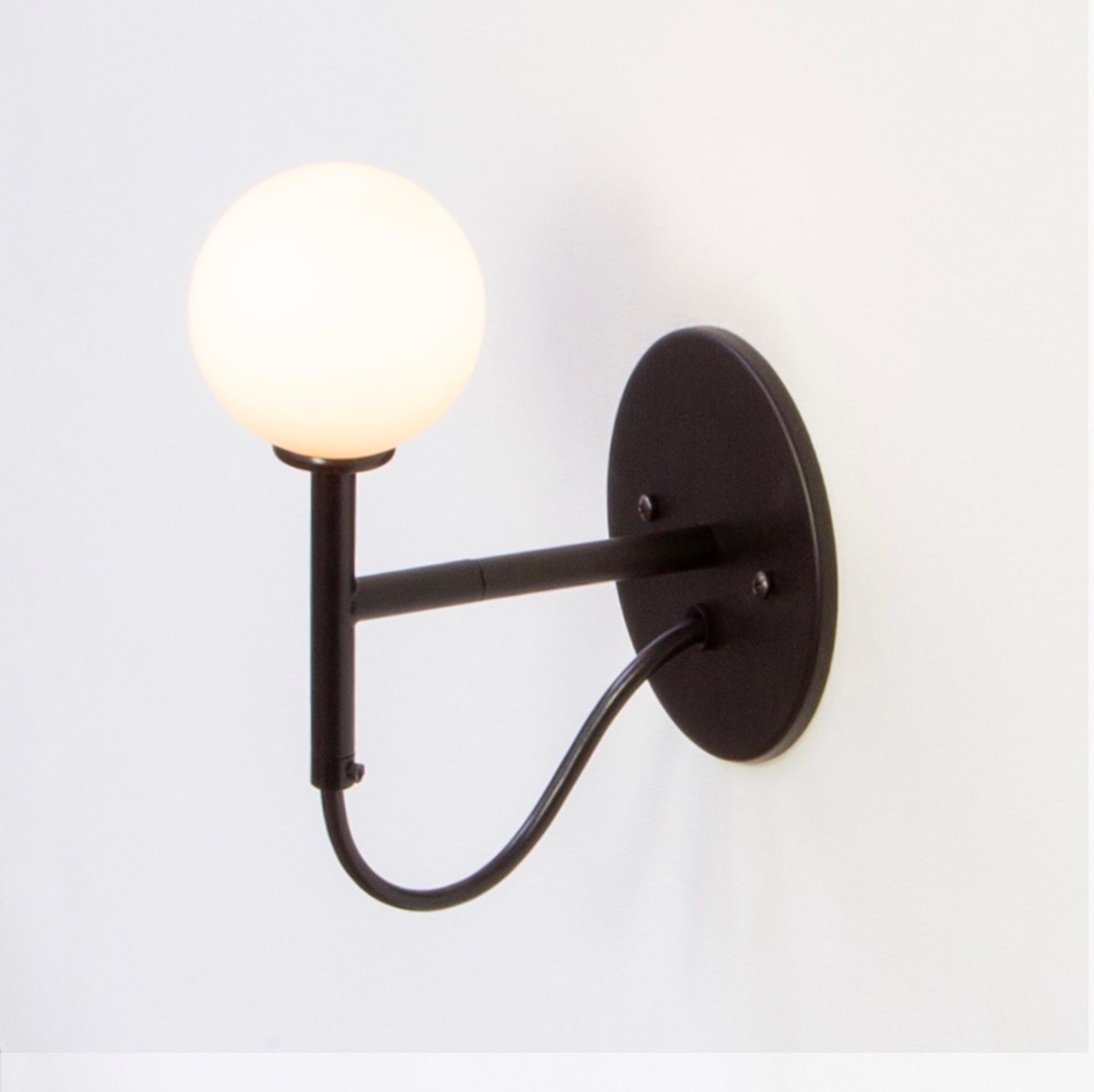 Fait à la machine Ensemble de 4 appliques murales Loop par RESEARCH Lighting, noir, verre, fait sur commande en vente