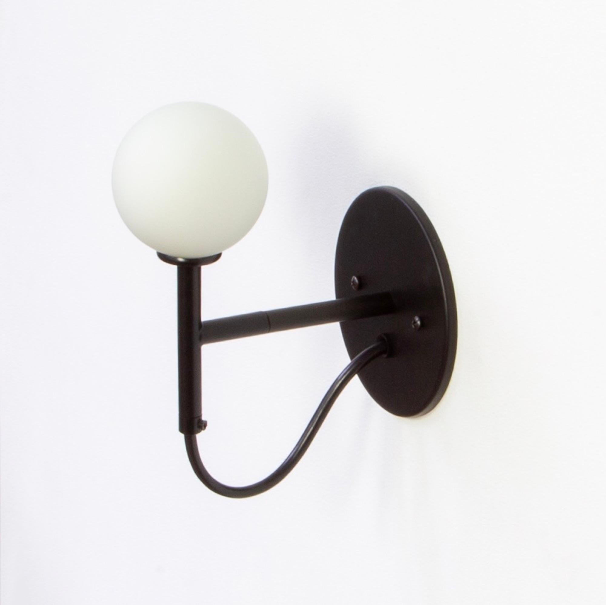 Ensemble de 4 appliques murales Loop par RESEARCH Lighting, noir, verre, fait sur commande Neuf - En vente à Brooklyn, NY