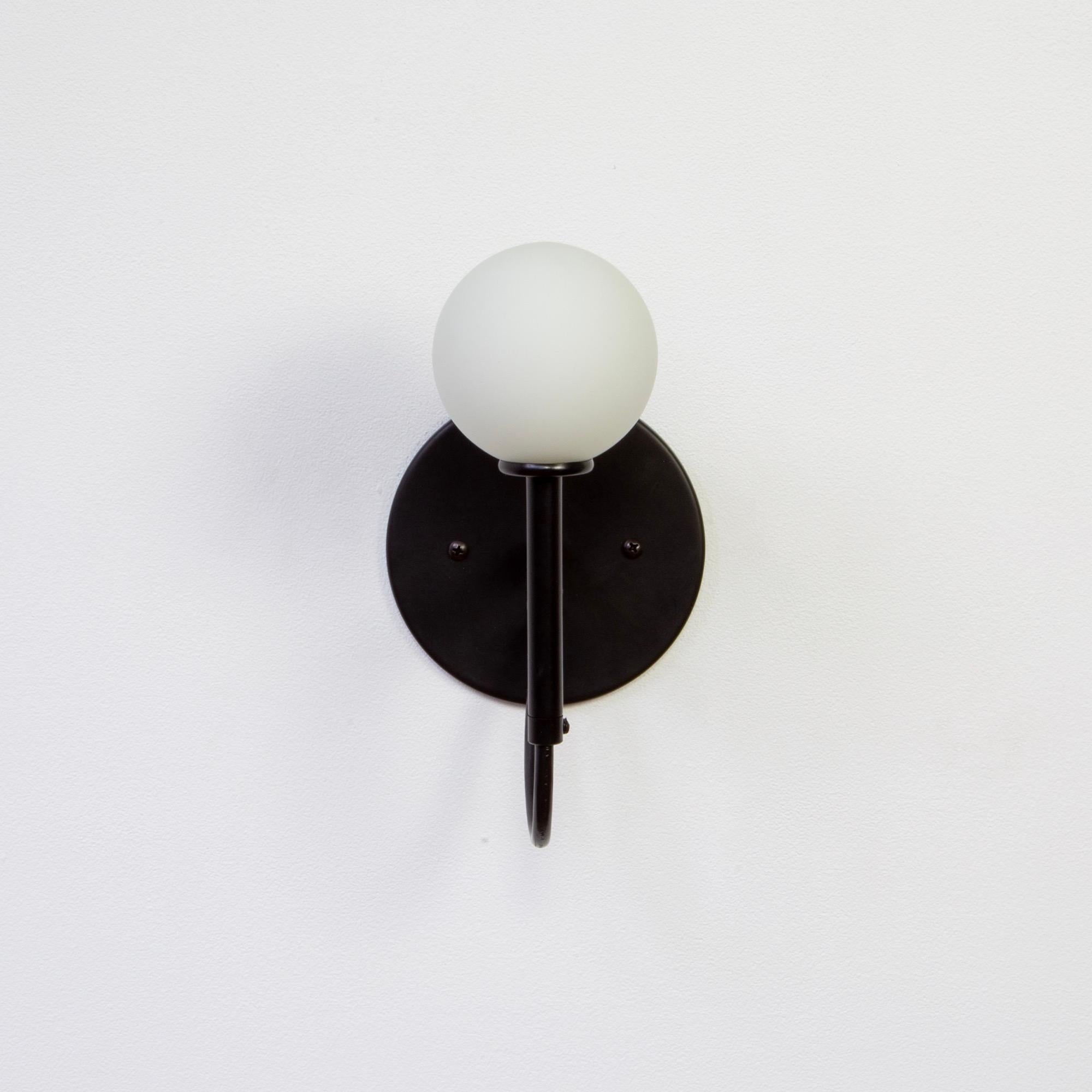 XXIe siècle et contemporain Ensemble de 4 appliques murales Loop par RESEARCH Lighting, noir, verre, fait sur commande en vente