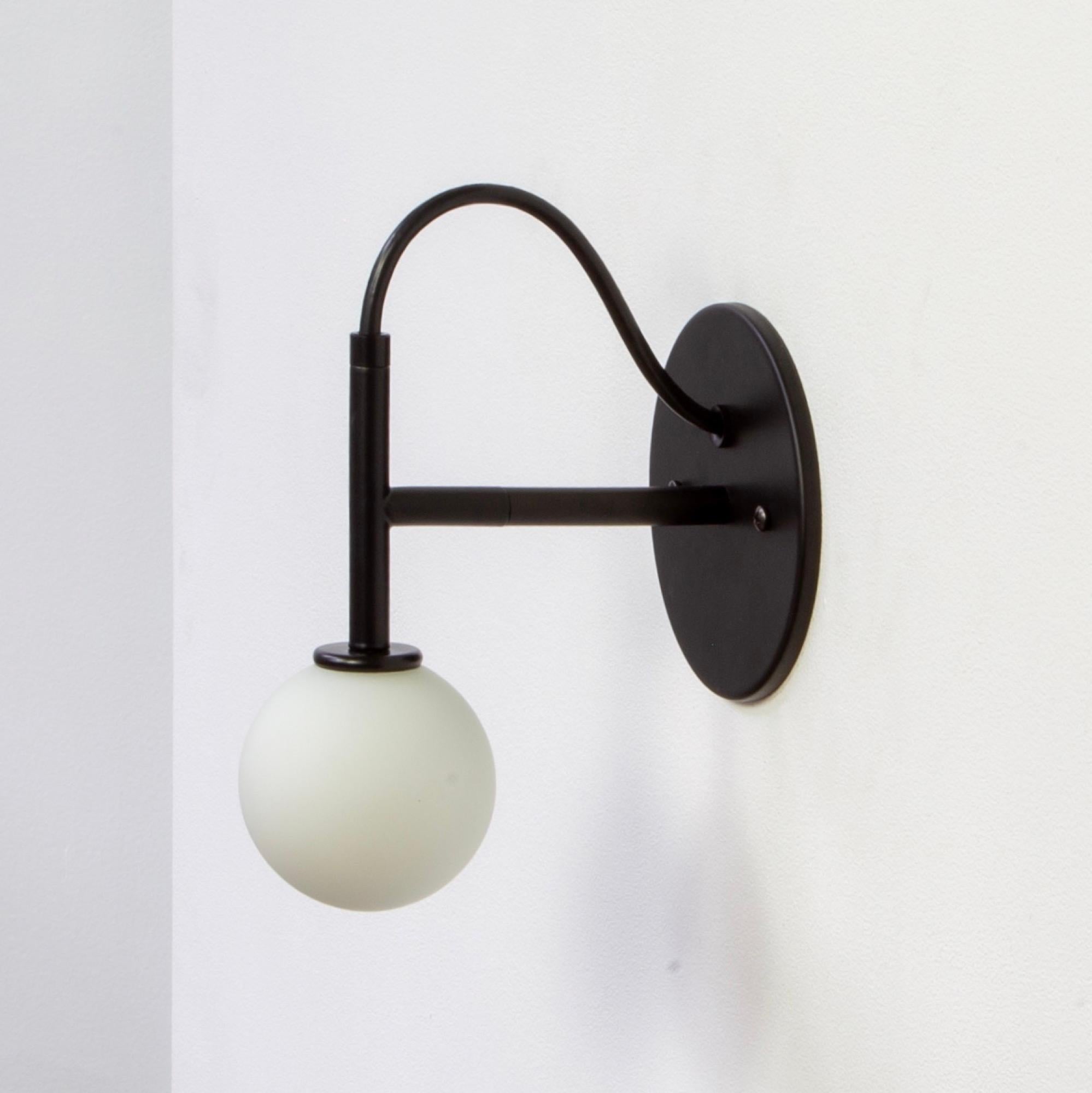 Métal Ensemble de 4 appliques murales Loop par RESEARCH Lighting, noir, verre, fait sur commande en vente