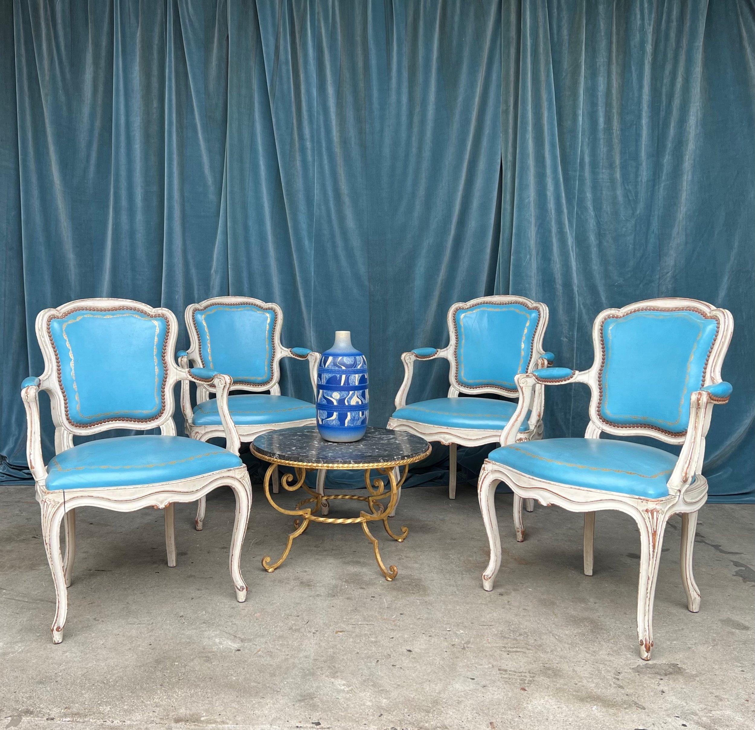 Français Ensemble de 4 fauteuils de style Louis XV en cuir bleu en vente