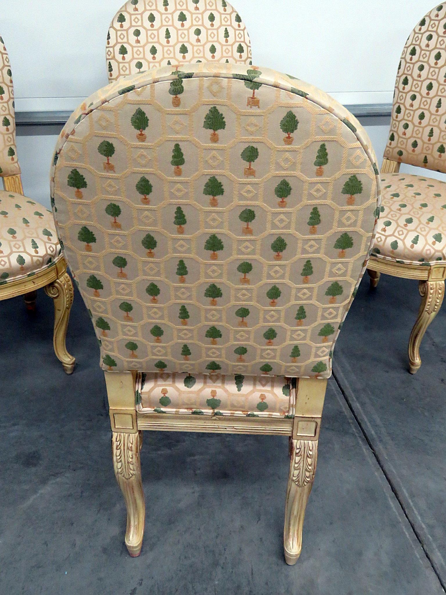 Ensemble d'anciens 4 chaises de salle à manger de style Louis XV peintes Bon état - En vente à Swedesboro, NJ