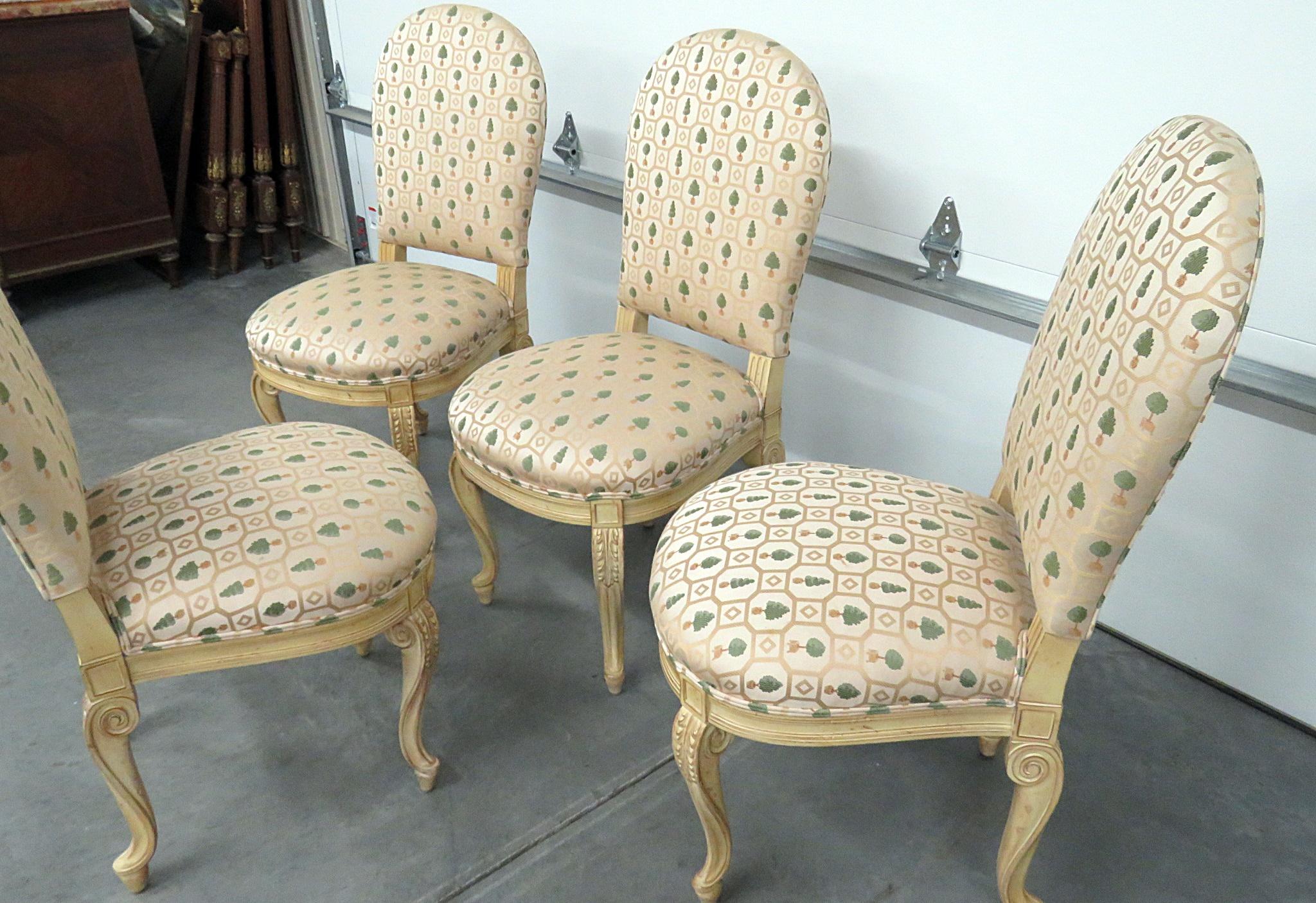 20ième siècle Ensemble d'anciens 4 chaises de salle à manger de style Louis XV peintes en vente