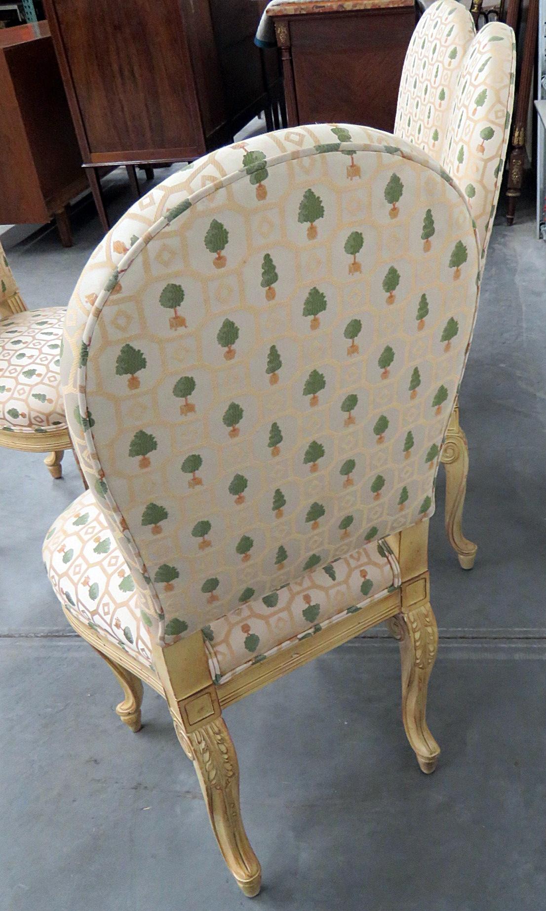 Noyer Ensemble d'anciens 4 chaises de salle à manger de style Louis XV peintes en vente