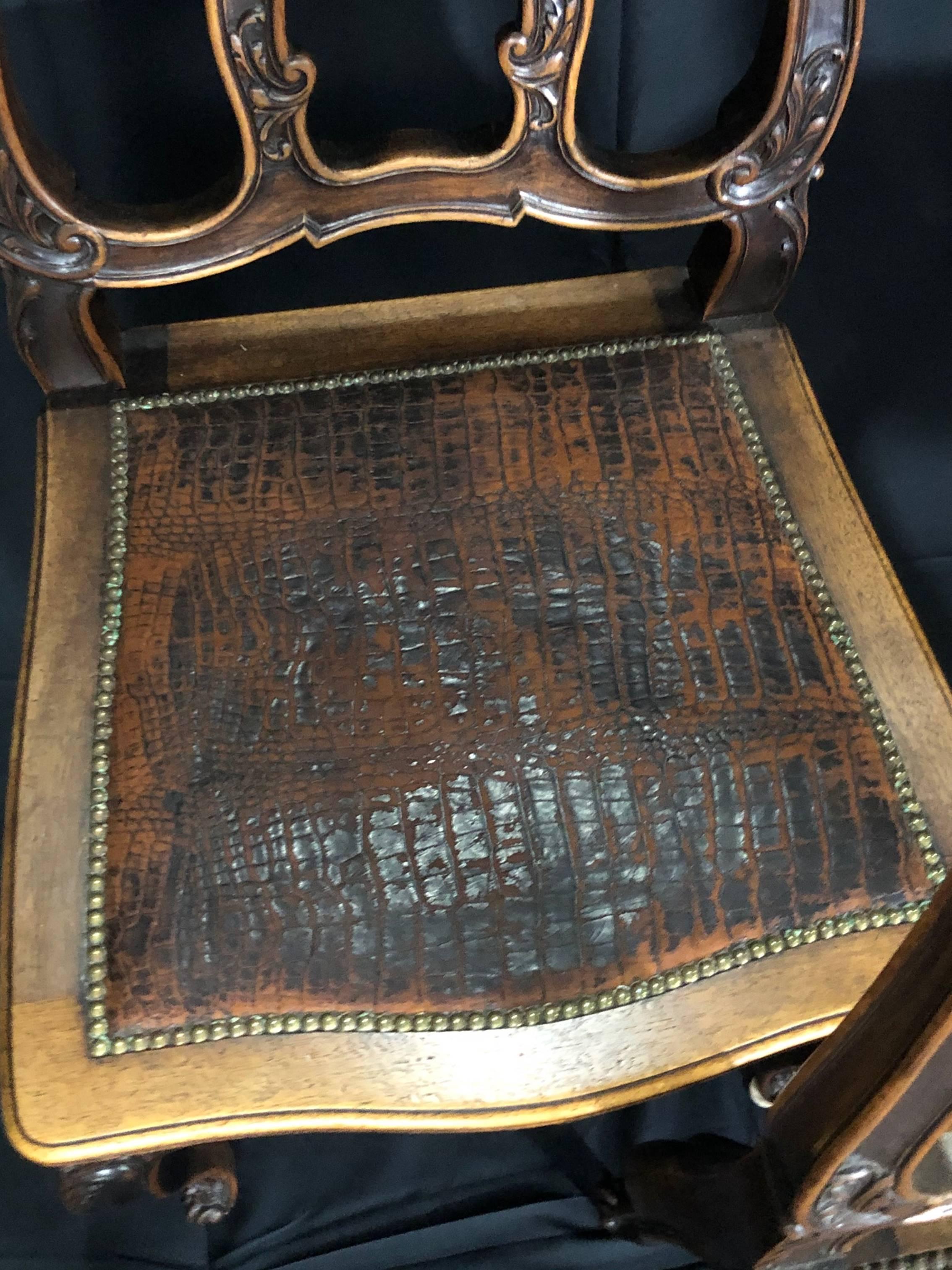 Ensemble de 4 chaises de salle à manger de style Louis XV en cuir pressé et bois sculpté en vente 5