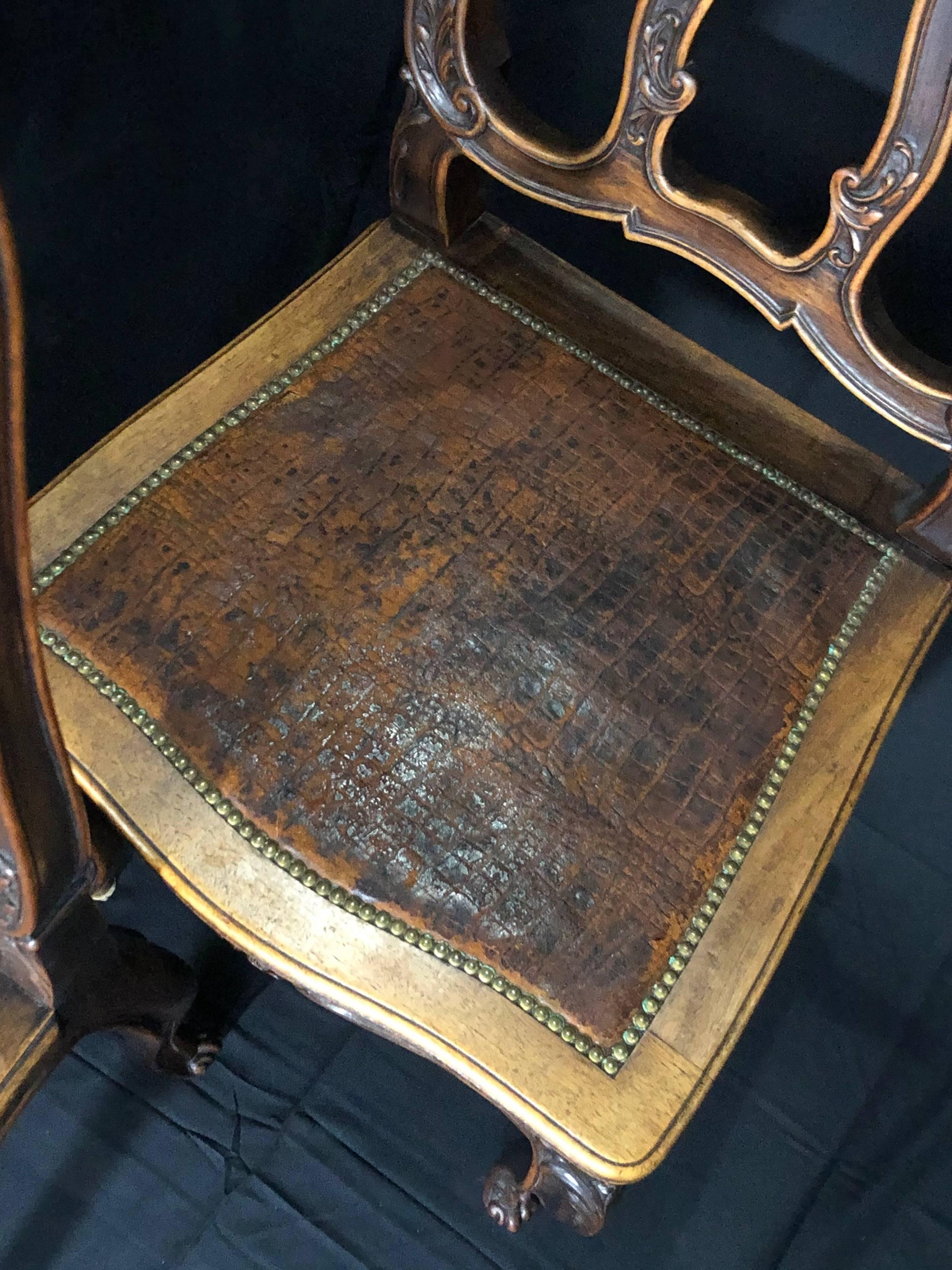 Ensemble de 4 chaises de salle à manger de style Louis XV en cuir pressé et bois sculpté en vente 6