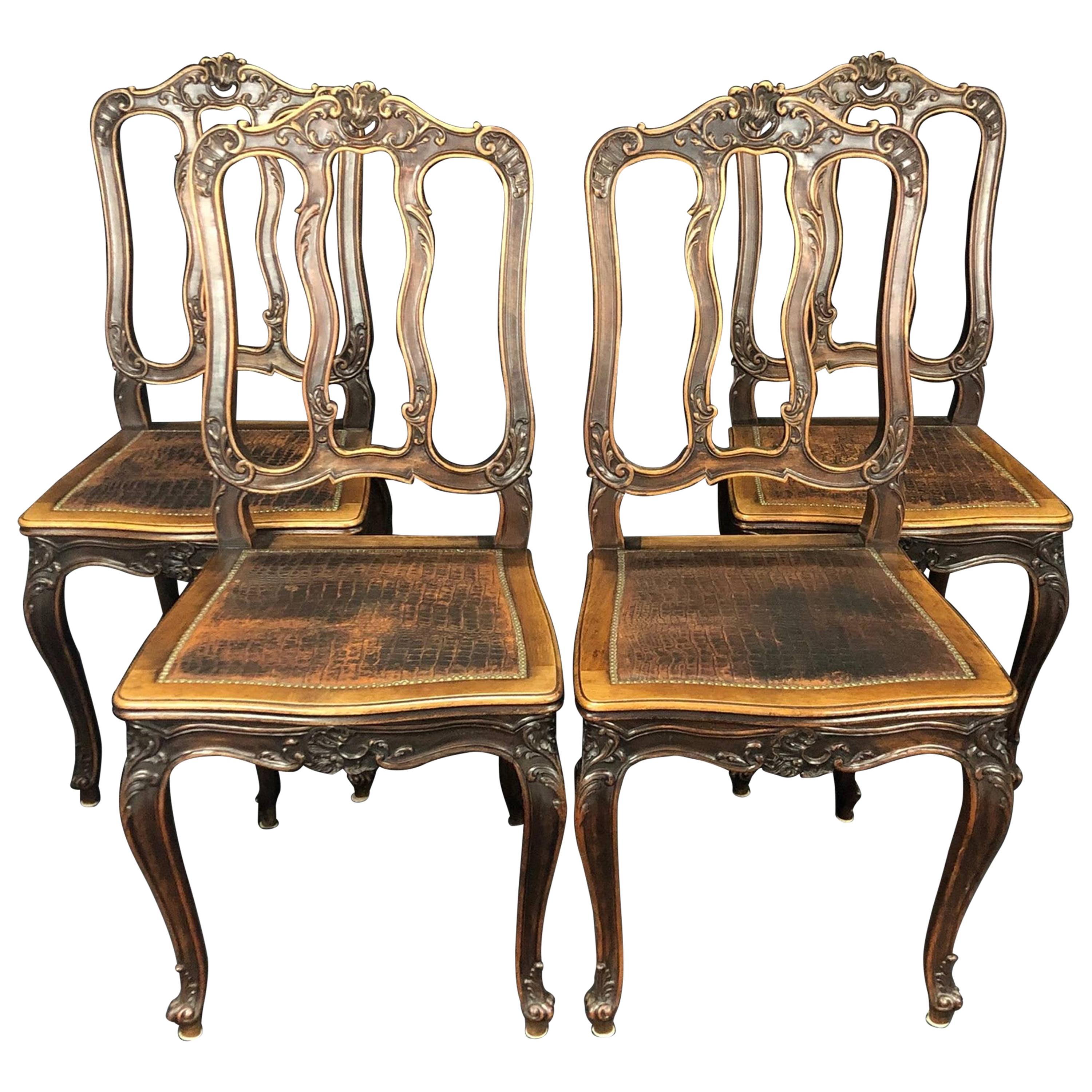 Ensemble de 4 chaises de salle à manger de style Louis XV en cuir pressé et bois sculpté en vente