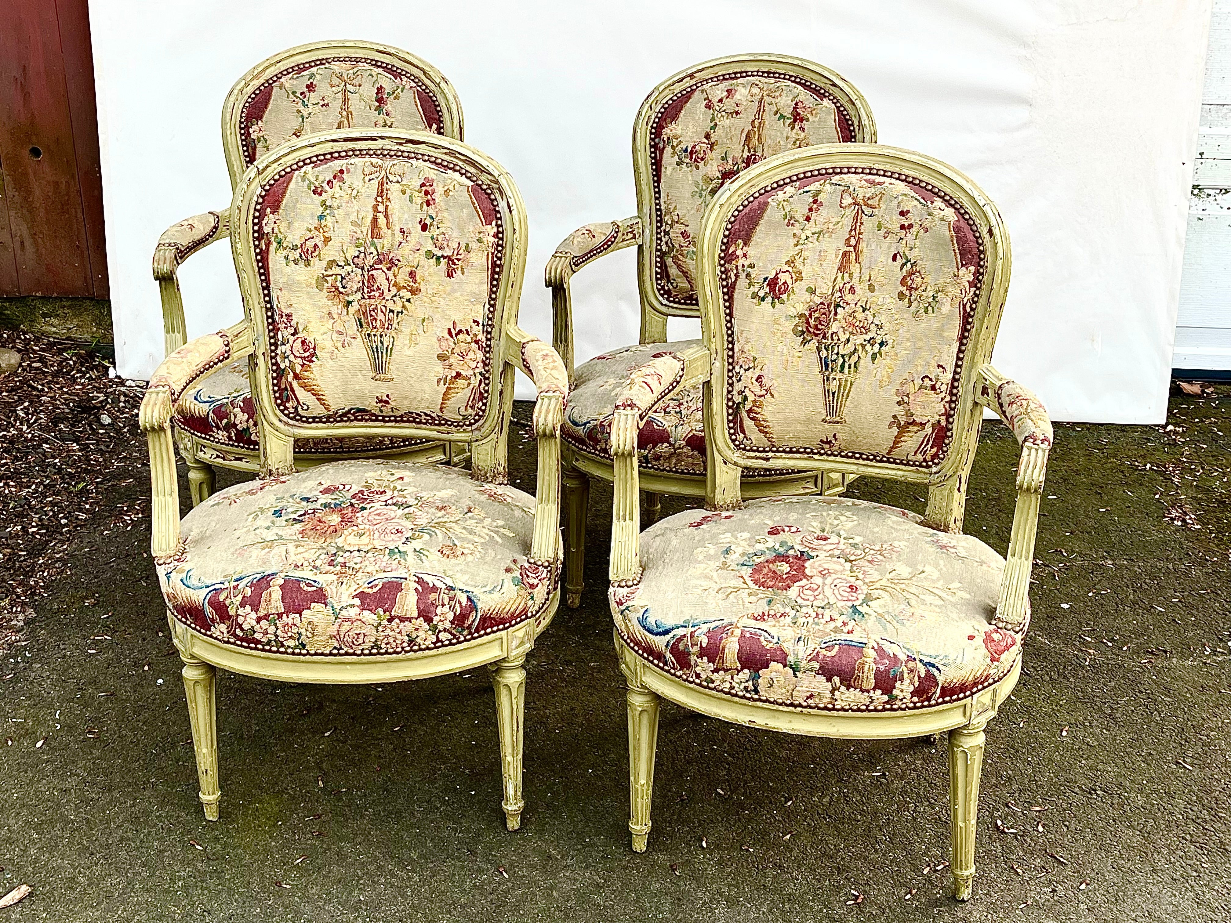 Un ensemble de 4 fauteuils d'époque Louis XVI en finition peinte verte d'origine, avec sièges et dossiers en tapisserie à l'aiguille du 18ème siècle, chaque chaise signée par le fabricant sur le châssis du siège "F. LAPIERRE A LYON".

Peut être