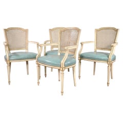 Ensemble de 4 fauteuils peints de style Louis XVI avec dossiers en rotin