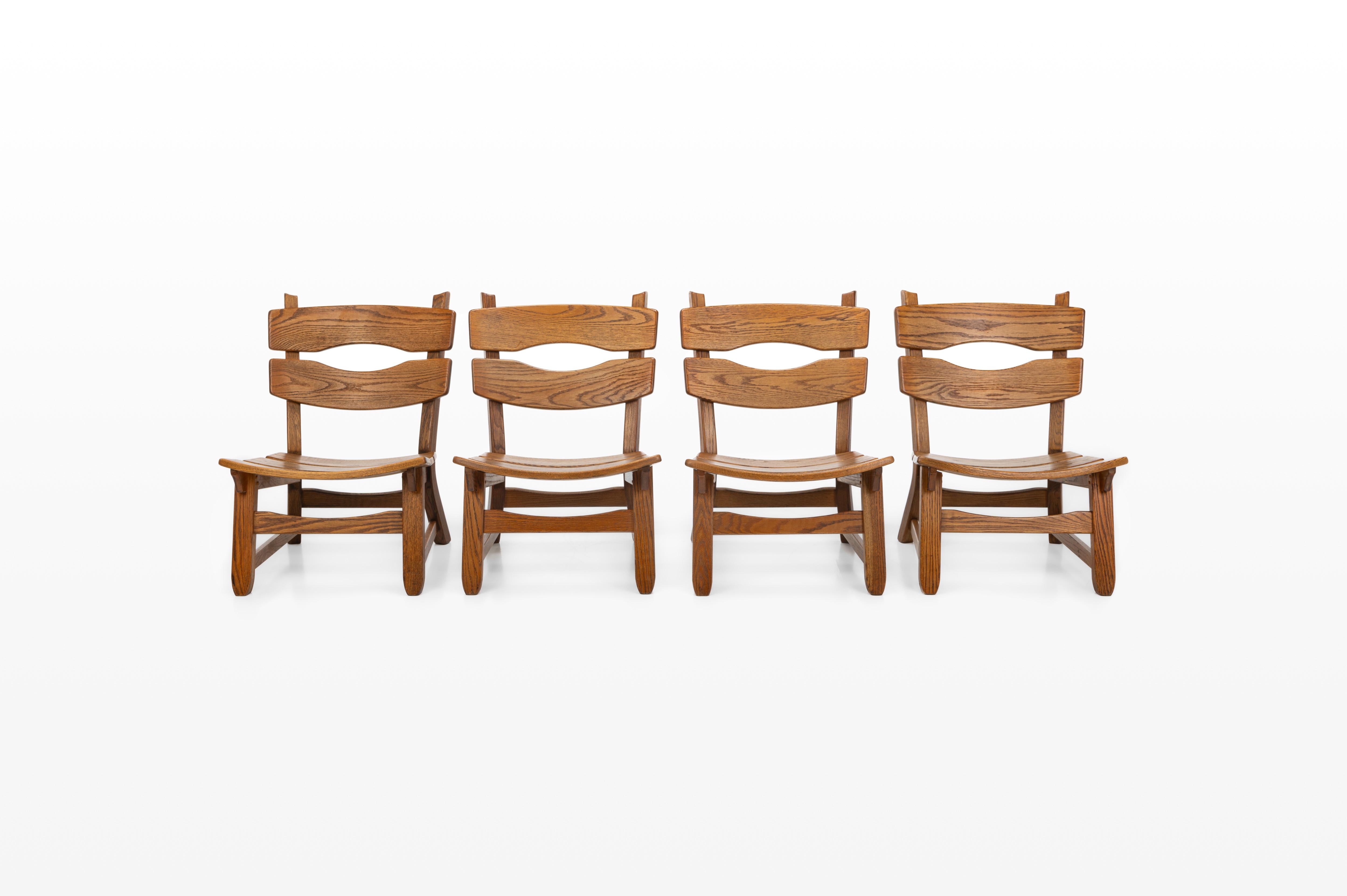 Ensemble de quatre chaises longues et d'une table basse conçu par Design/One pour AWA, Pays-Bas, années 1960. Les chaises longues sont fabriquées en chêne massif teinté. Marqué par le producteur.

Dimensions des chaises :
L : 60 cm
D : 70 cm
H : 82
