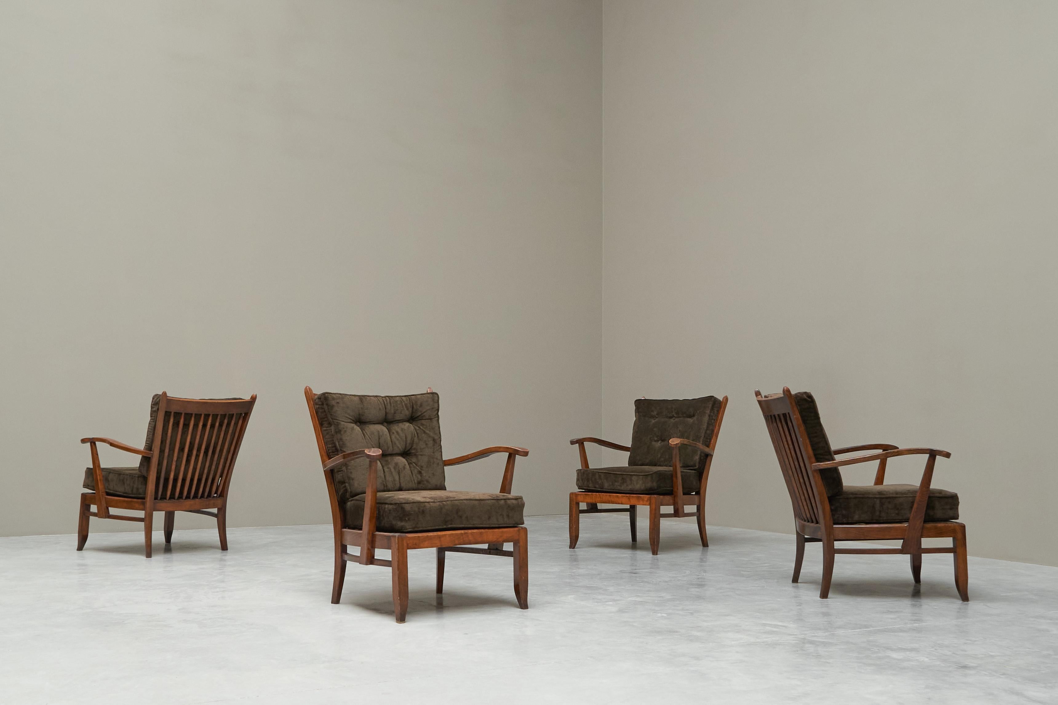 Juego de 4 sillas de salón de roble macizo y terciopelo Francia años 50

Se trata de un conjunto de 4 sillones de salón de mediados de siglo en roble macizo y terciopelo..

Es un diseño maravilloso. Ligera y elegante, pero llena de detalles y
