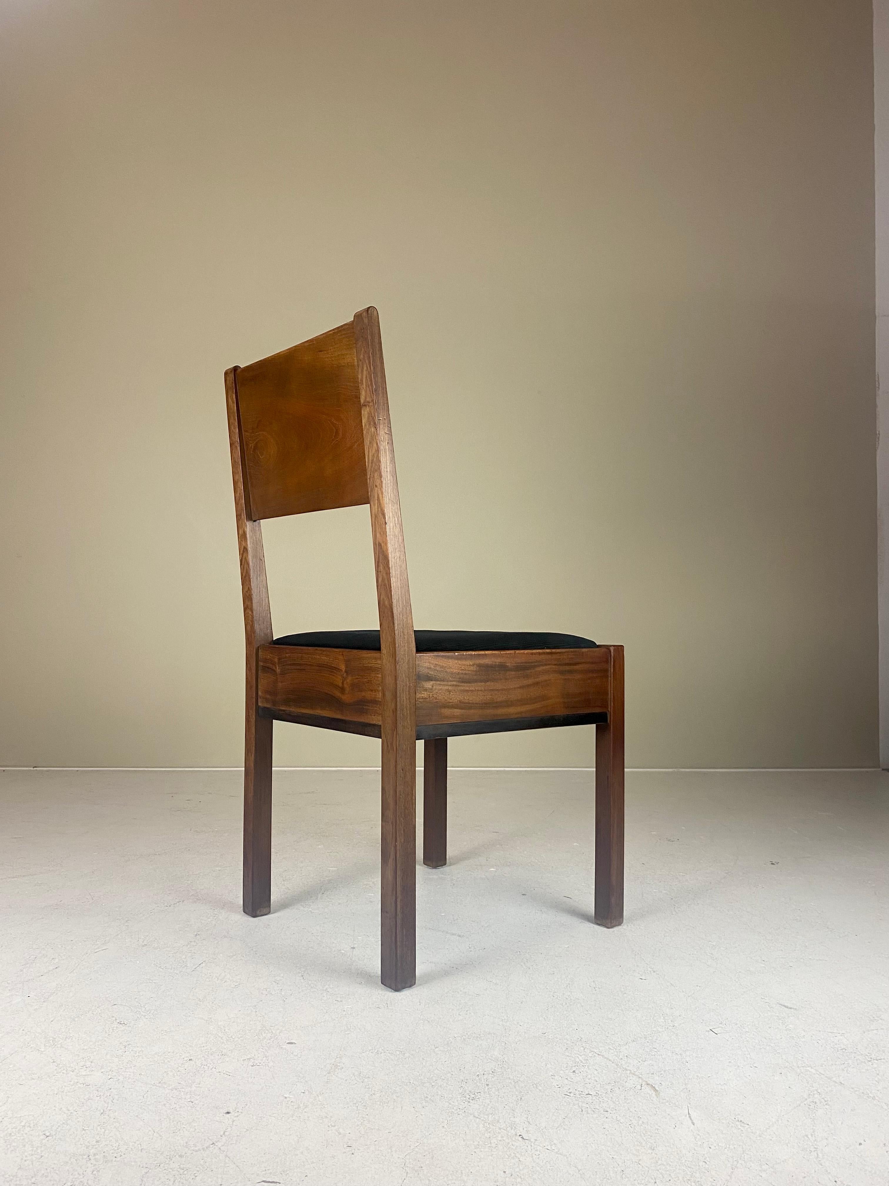 Nous proposons un ensemble rare de chaises de salle à manger modernistes, attribuées à J.A. Muntendam - qui était le directeur artistique du L.O.V. Oosterbeek à la fin des années 1920. 

L.O.V. est l'abréviation de Labor Onia Vincit, qui signifie