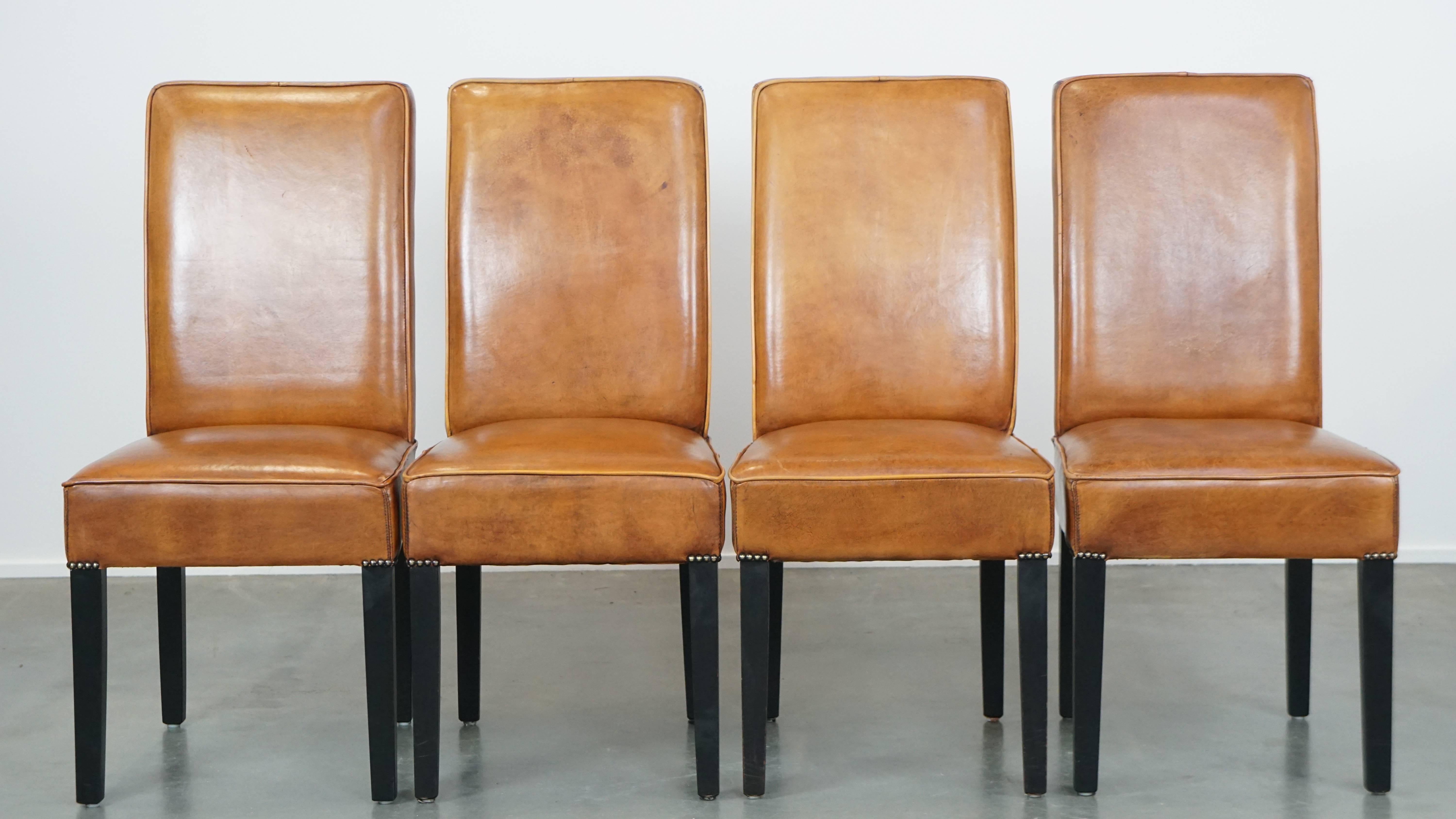 Angeboten wird dieser Satz von 4 luxuriösen und in gutem Zustand Schaffell Esszimmerstühle in einem schönen hellen Cognac Farbe.

Dieses Set aus 4 Schafsfell-Esszimmerstühlen macht sich an fast jedem Esstisch gut. Diese Stühle haben ein luxuriöses